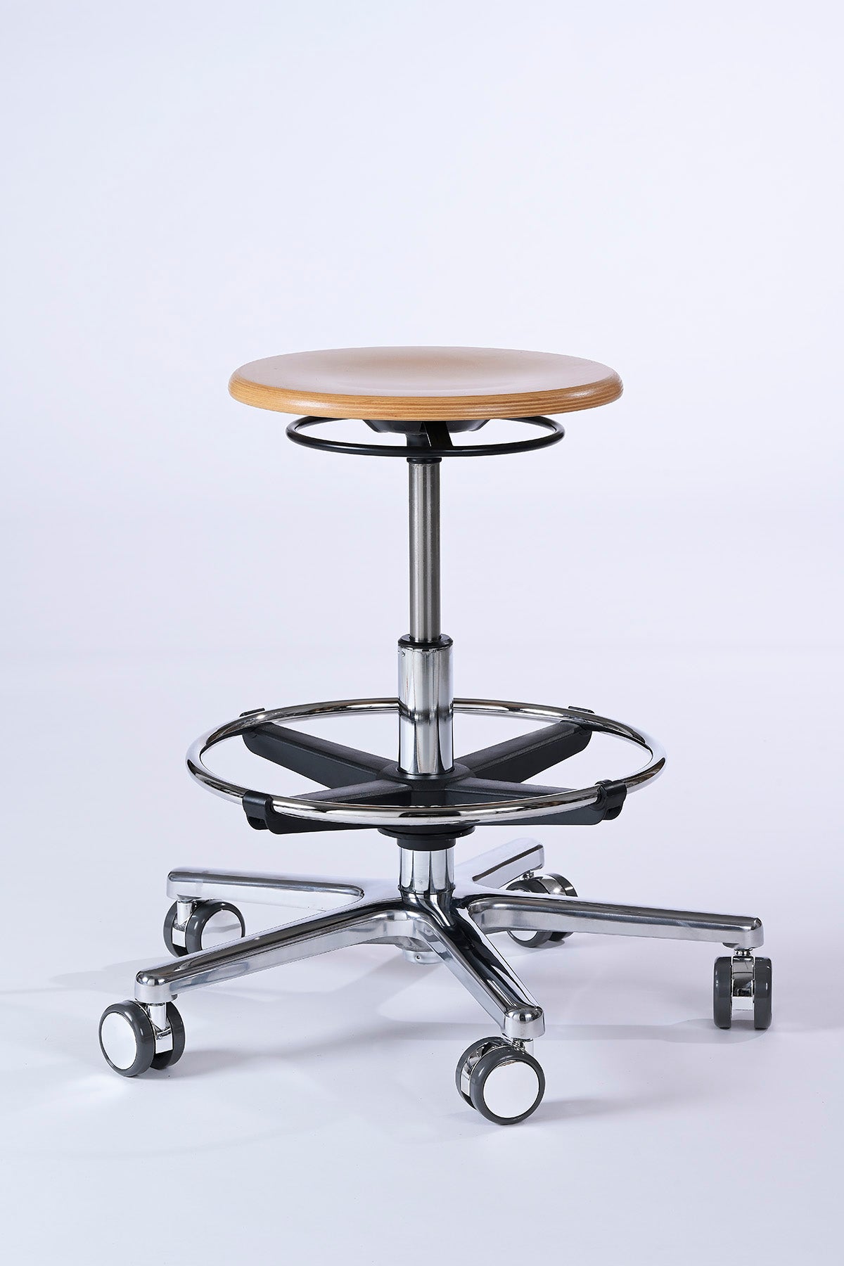 Dustin Arbeitshocker mit stufenlos verstellbarer Sitzhöhe, Buchenholz-Sitzfläche, 65 mm Rollen und höhenverstellbarer Fußstütze – ideal für Labor, Werkstatt und Technikräume