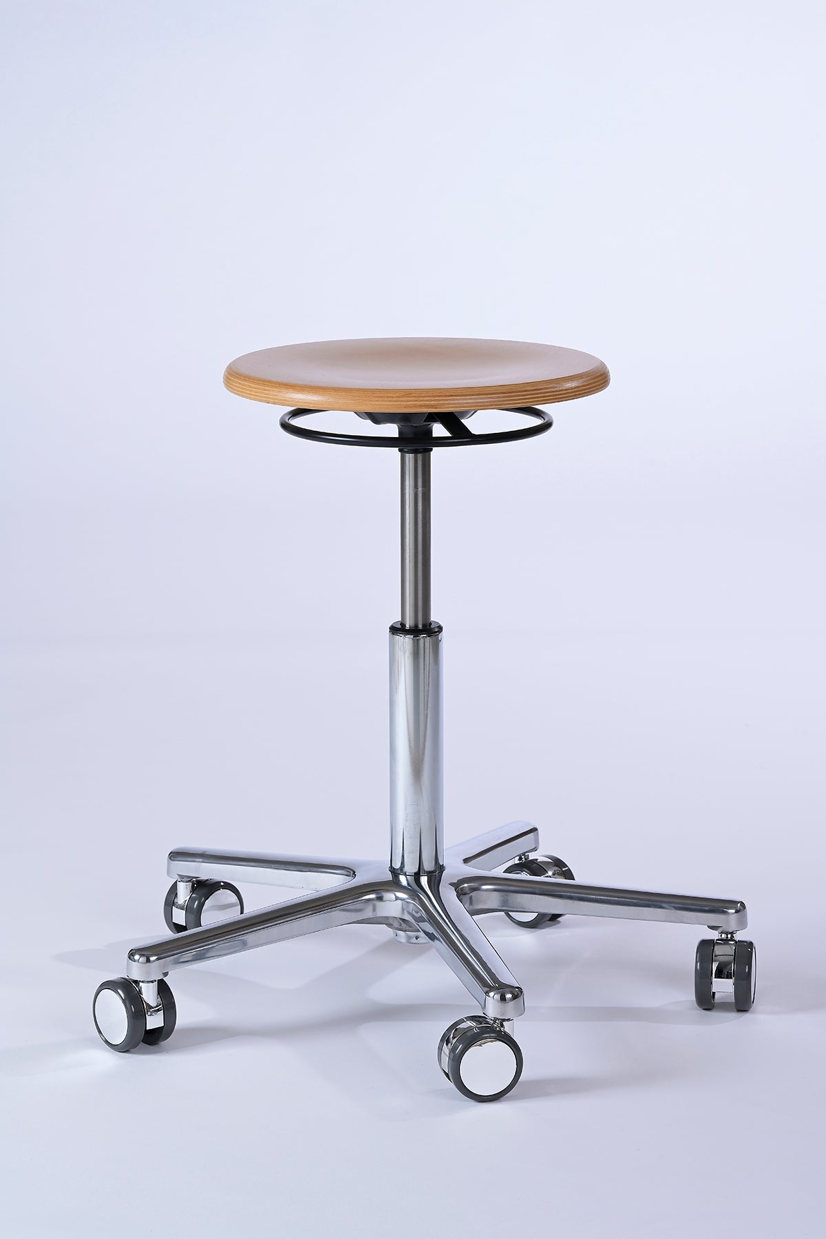 Dustin Arbeitshocker mit stufenlos höhenverstellbarer, beschichteter Buchenholz-Sitzfläche, 65 mm Rollen und 360° Drehfunktion – ideal für Werkstatt und Technikräume.