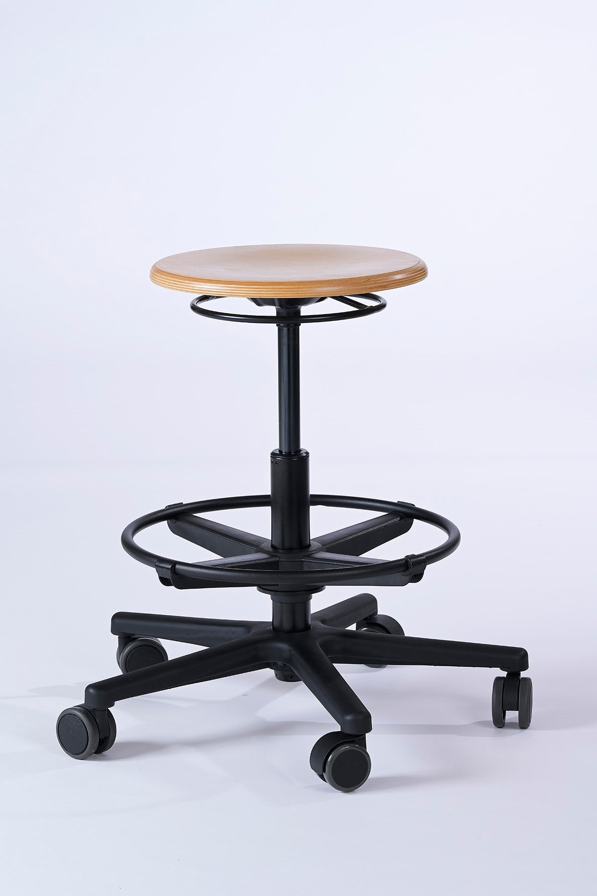 Dustin Arbeitshocker mit beschichteter Buchenholz-Sitzfläche, 65 mm Rollen, höhenverstellbarer Fußstütze und 360° Drehfunktion – ideal für Werkstatt und Labor