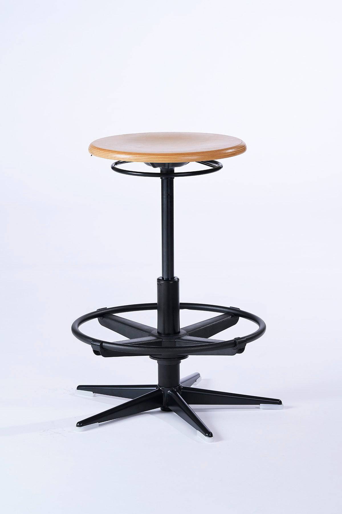 Dustin Stehhocker mit runder, beschichteter Buchenholz-Sitzfläche und stabilem Stahlgestell, ideal für Werkstatt oder Labor.