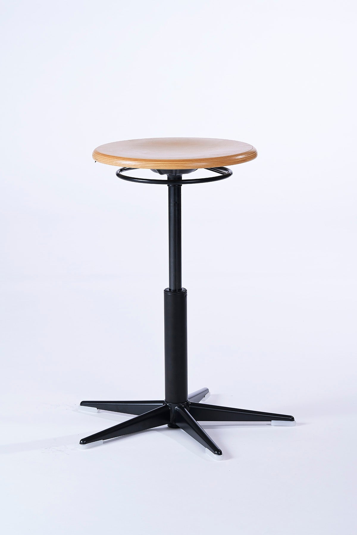 Dustin Stehhocker mit stufenlos höhenverstellbarer, beschichteter Buchenholz-Sitzfläche und stabilem Gestell, ideal für Werkstätten