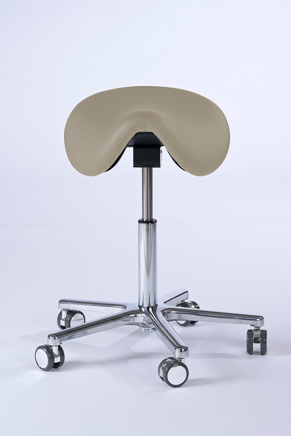 Garwin Sattelhocker in birch mit ergonomisch geformtem Sitz, stufenloser Höhen- und Neigungsverstellung sowie 360° Drehfunktion – ideal für Arztpraxis, Klinik, Kosmetikstudio und Friseursalon