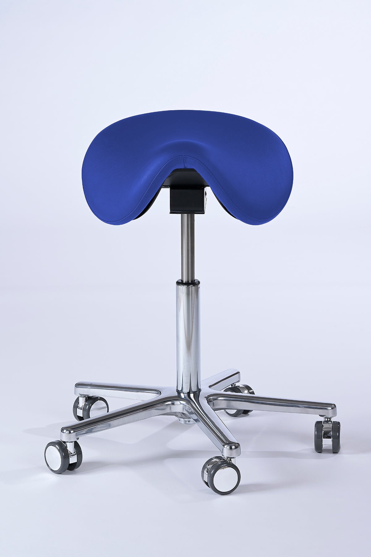 Garwin Sattelhocker in blau mit ergonomisch geformtem Sitz, stufenloser Höhen- und Neigungsverstellung sowie 360° Drehfunktion – ideal für Arztpraxis, Klinik, Kosmetikstudio und Friseursalon