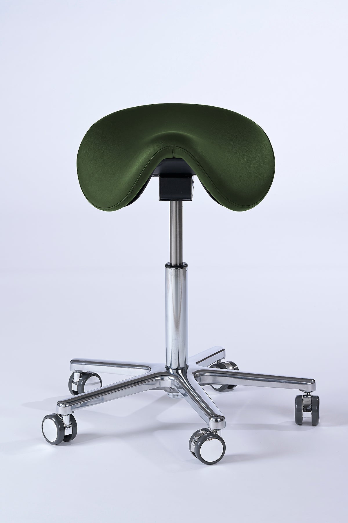 Garwin Sattelhocker in dark moss mit ergonomisch geformtem Sitz, stufenloser Höhen- und Neigungsverstellung sowie 360° Drehfunktion – ideal für Arztpraxis, Klinik, Kosmetikstudio und Friseursalon