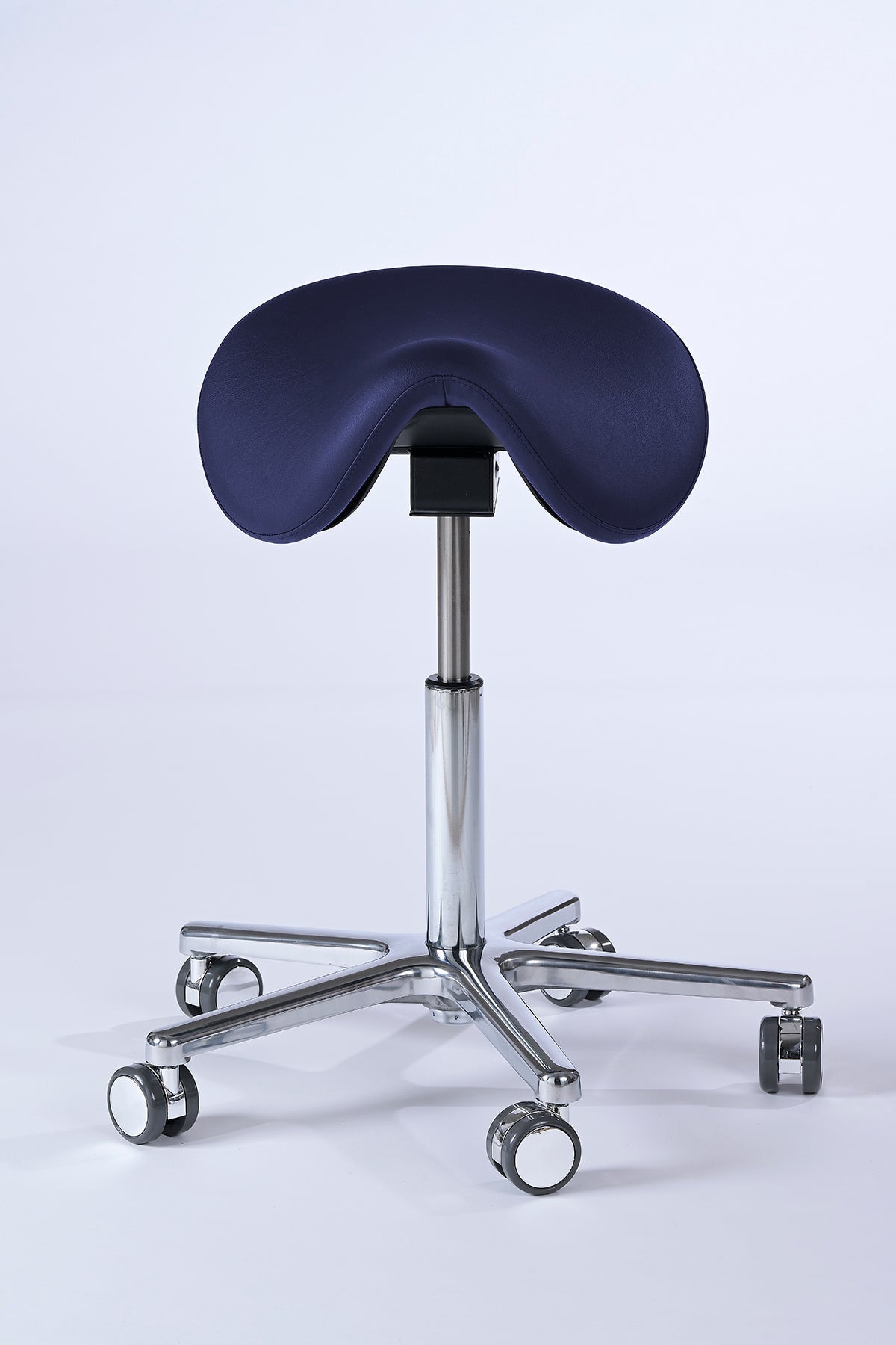 Garwin Sattelhocker in dunkelblau mit ergonomisch geformtem Sitz, stufenloser Höhen- und Neigungsverstellung sowie 360° Drehfunktion – ideal für Arztpraxis, Klinik, Kosmetikstudio und Friseursalon