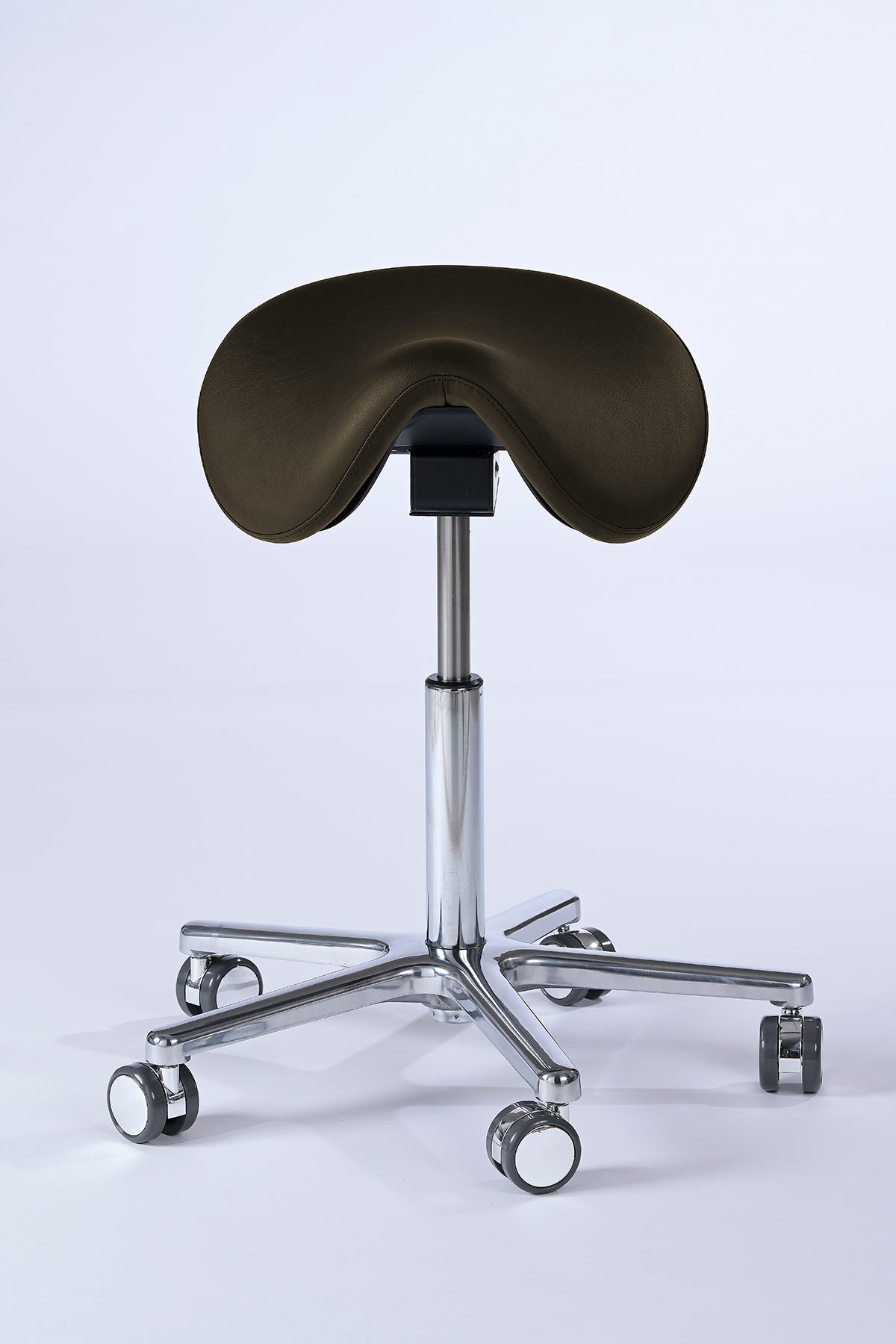 Garwin Sattelhocker in dunkelbraun mit ergonomisch geformtem Sitz, stufenloser Höhen- und Neigungsverstellung sowie 360° Drehfunktion – ideal für Arztpraxis, Klinik, Kosmetikstudio und Friseursalon