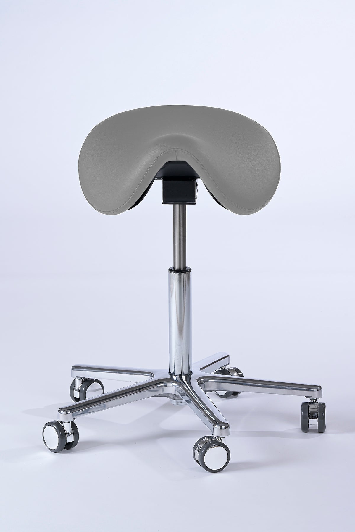 Garwin Sattelhocker in grau mit ergonomisch geformtem Sitz, stufenloser Höhen- und Neigungsverstellung sowie 360° Drehfunktion – ideal für Arztpraxis, Klinik, Kosmetikstudio und Friseursalon