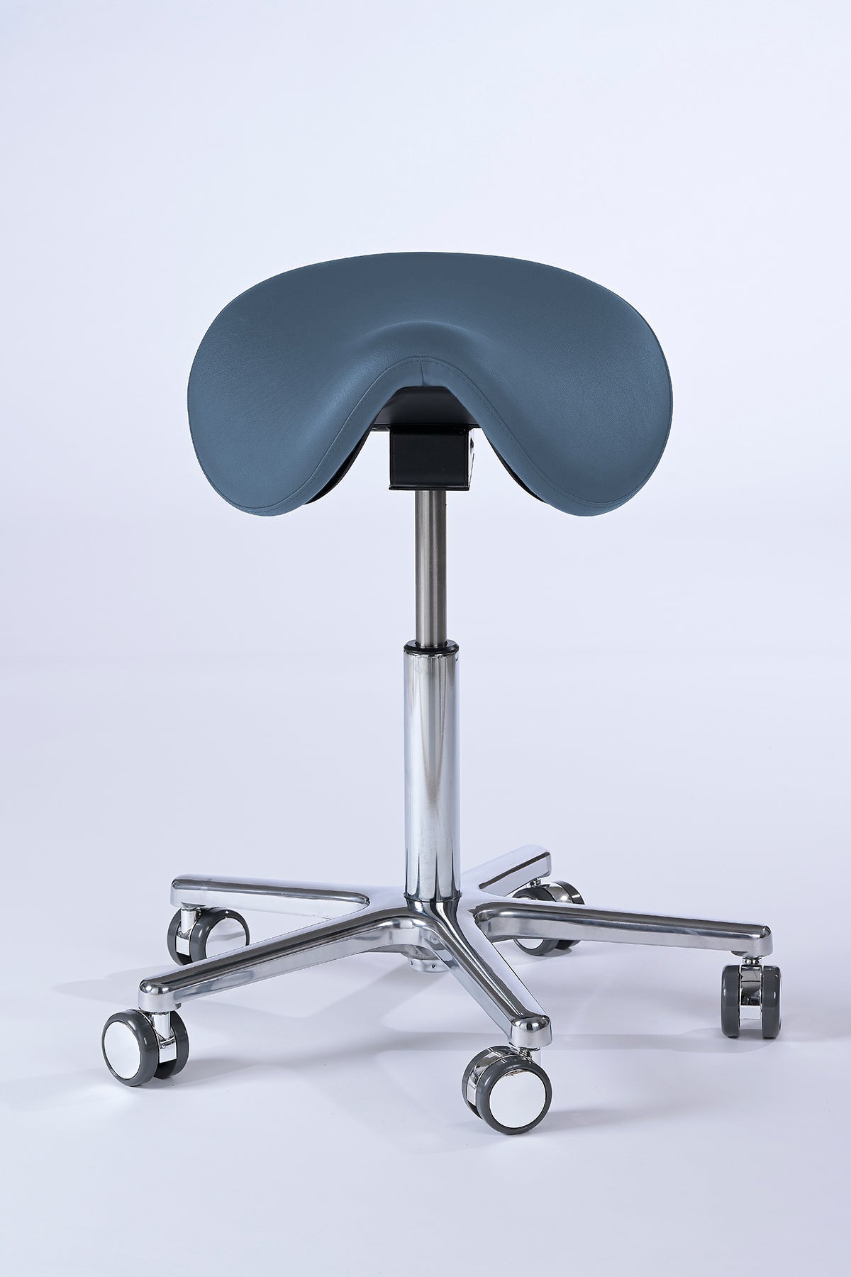 Garwin Sattelhocker in hellblau mit ergonomisch geformtem Sitz, stufenloser Höhen- und Neigungsverstellung sowie 360° Drehfunktion – ideal für Arztpraxis, Klinik, Kosmetikstudio und Friseursalon