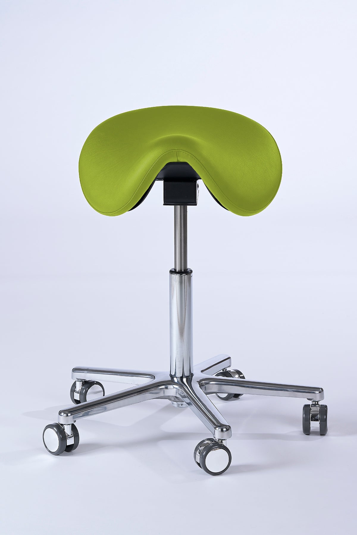 Garwin Sattelhocker in lime mit ergonomisch geformtem Sitz, stufenloser Höhen- und Neigungsverstellung sowie 360° Drehfunktion – ideal für Arztpraxis, Klinik, Kosmetikstudio und Friseursalon