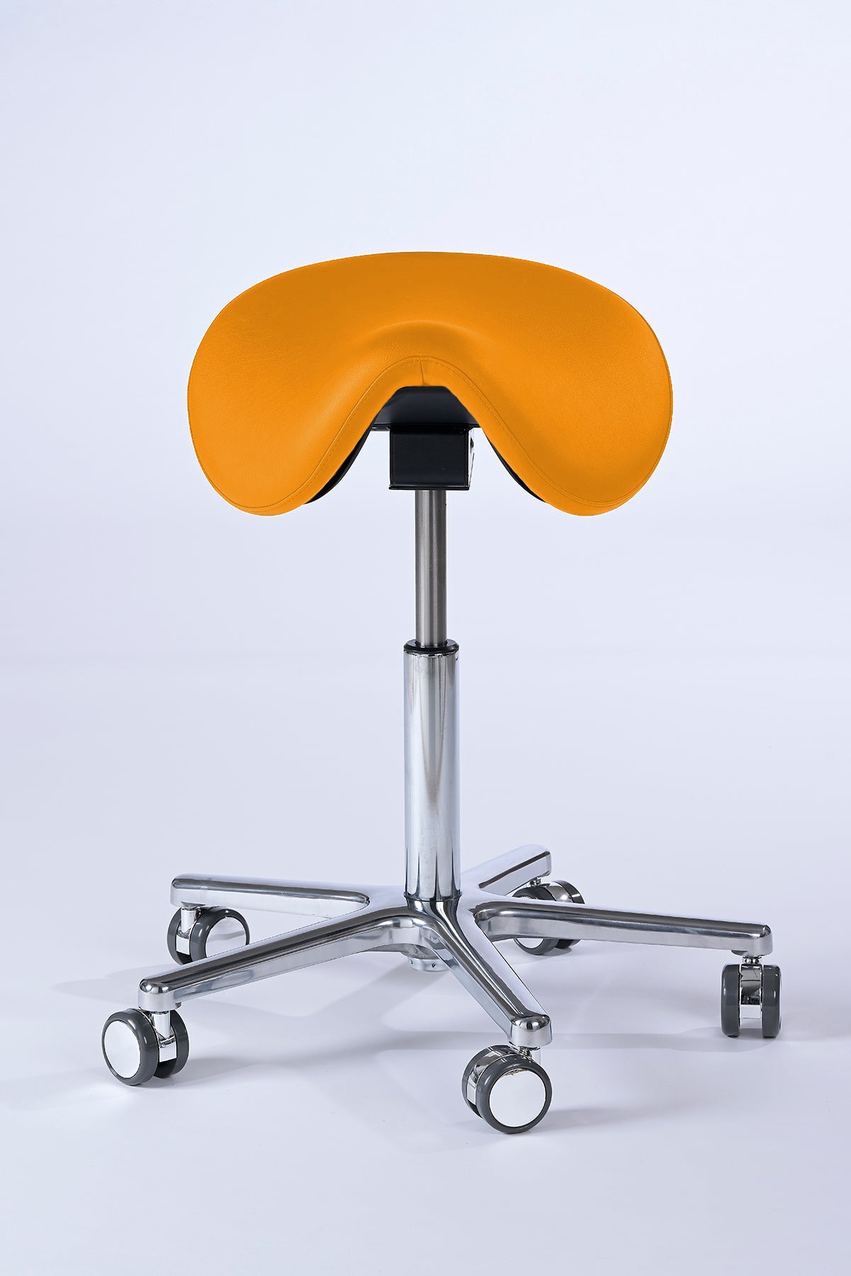 Garwin Sattelhocker in mango mit ergonomisch geformtem Sitz, stufenloser Höhen- und Neigungsverstellung sowie 360° Drehfunktion – ideal für Arztpraxis, Klinik, Kosmetikstudio und Friseursalon