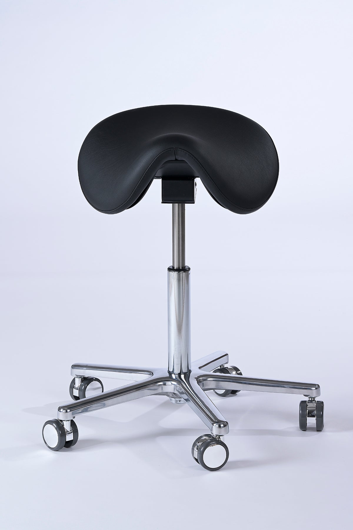 Garwin Sattelhocker in schwarz mit ergonomisch geformtem Sitz, stufenloser Höhen- und Neigungsverstellung sowie 360° Drehfunktion – ideal für Arztpraxis, Klinik, Kosmetikstudio und Friseursalon