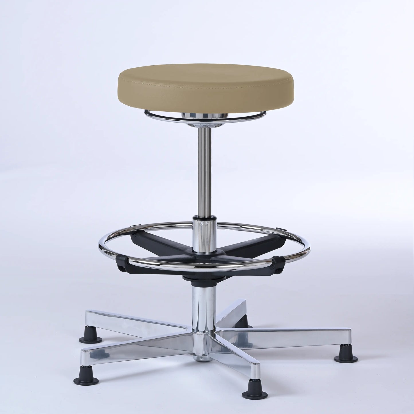 Stehhocker Lantinus – Gestell chrom mit Gleitern – ergonomischer Drehhocker - beige (4911) / Große Sitzfläche / Mit Fußstütze - Lacontaire