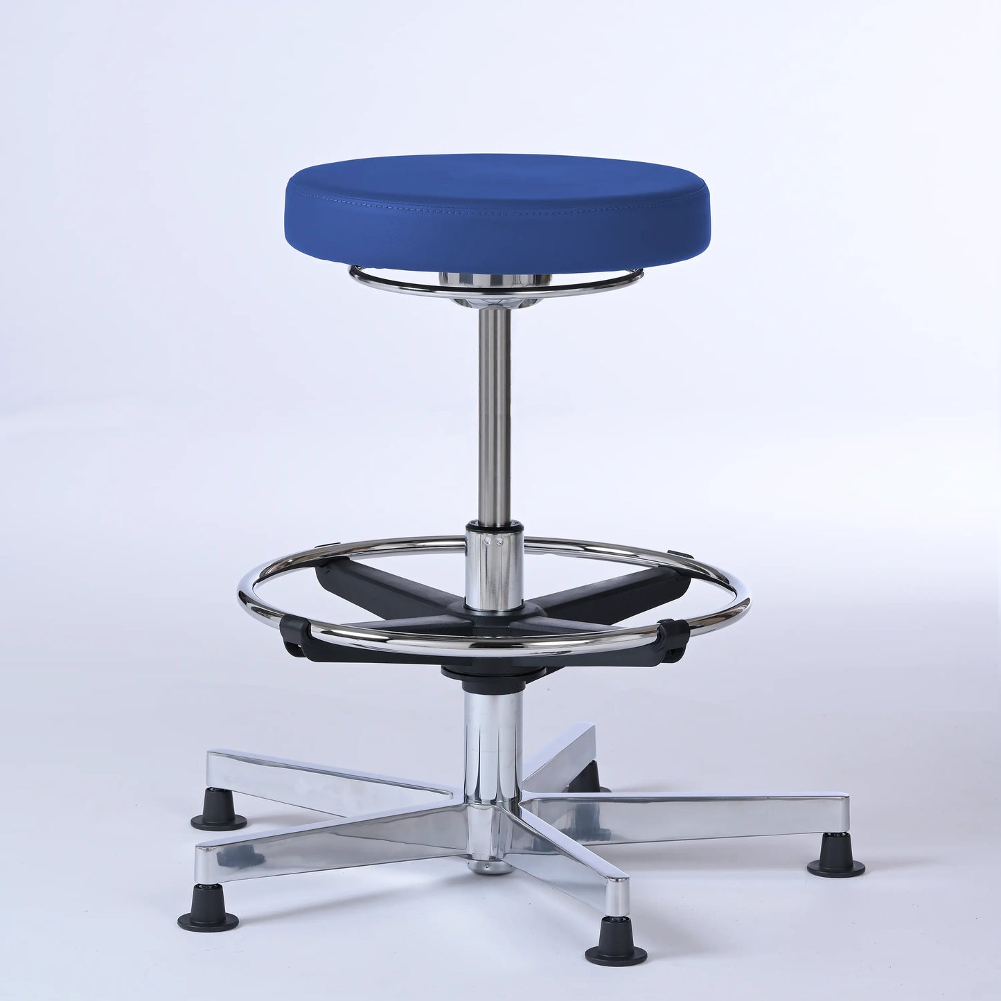 Stehhocker Lantinus – Gestell chrom mit Gleitern – ergonomischer Drehhocker - blau (4965) / Große Sitzfläche / Mit Fußstütze - Lacontaire