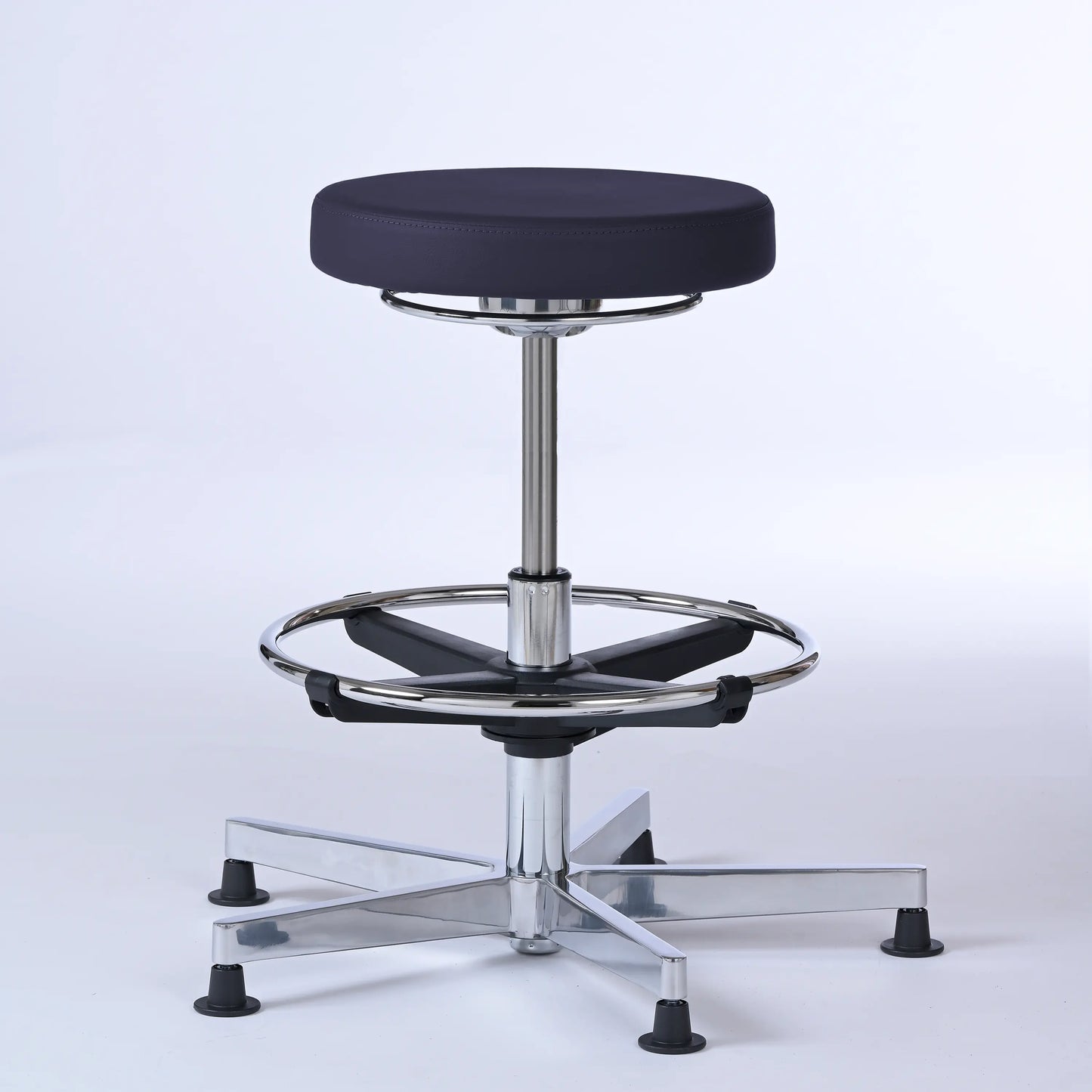 Stehhocker Lantinus – Gestell chrom mit Gleitern – ergonomischer Drehhocker - dunkelblau (4966) / Große Sitzfläche / Mit Fußstüt - Lacontaire