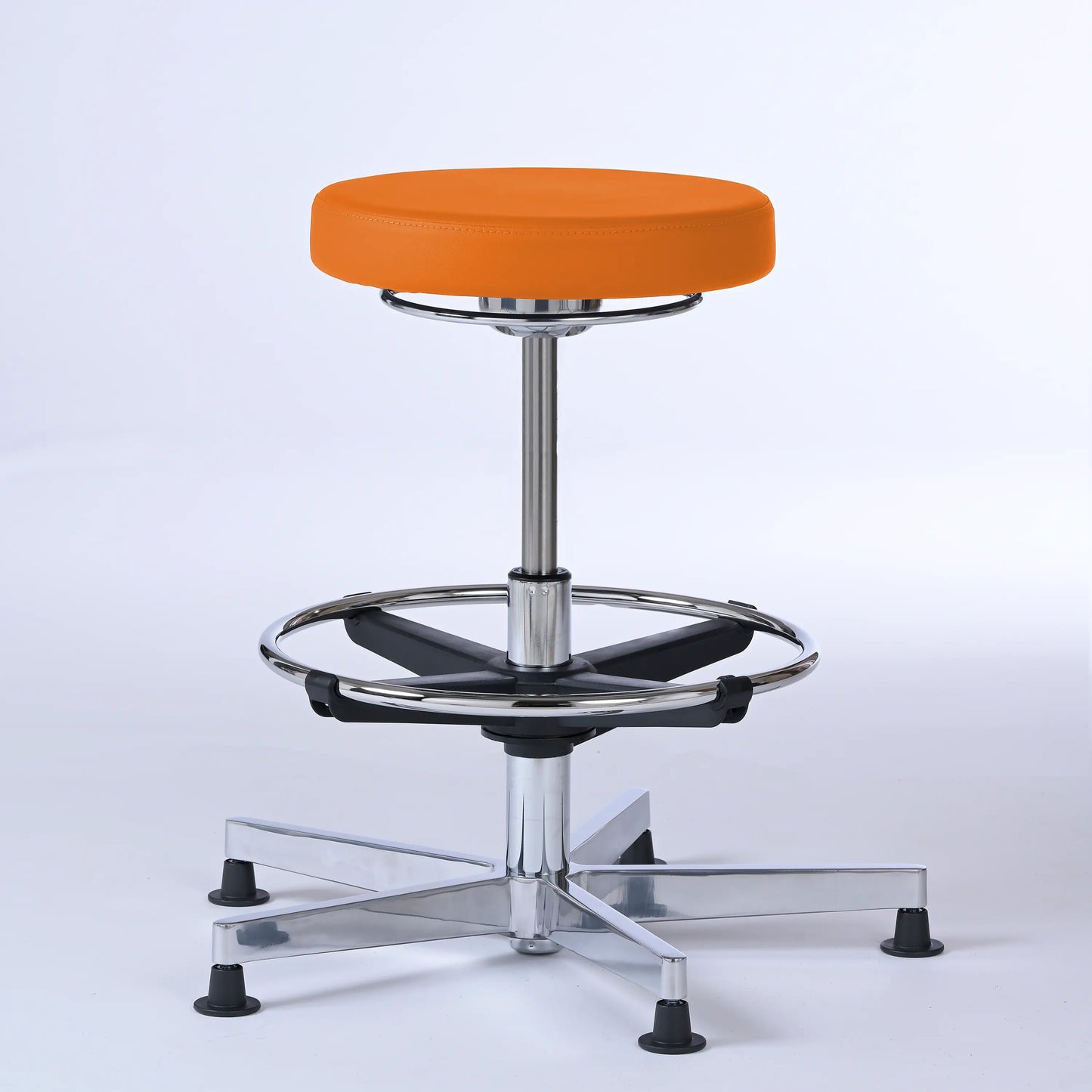 Stehhocker Lantinus – Gestell chrom mit Gleitern – ergonomischer Drehhocker - orange (4947) / Große Sitzfläche / Mit Fußstütze - Lacontaire