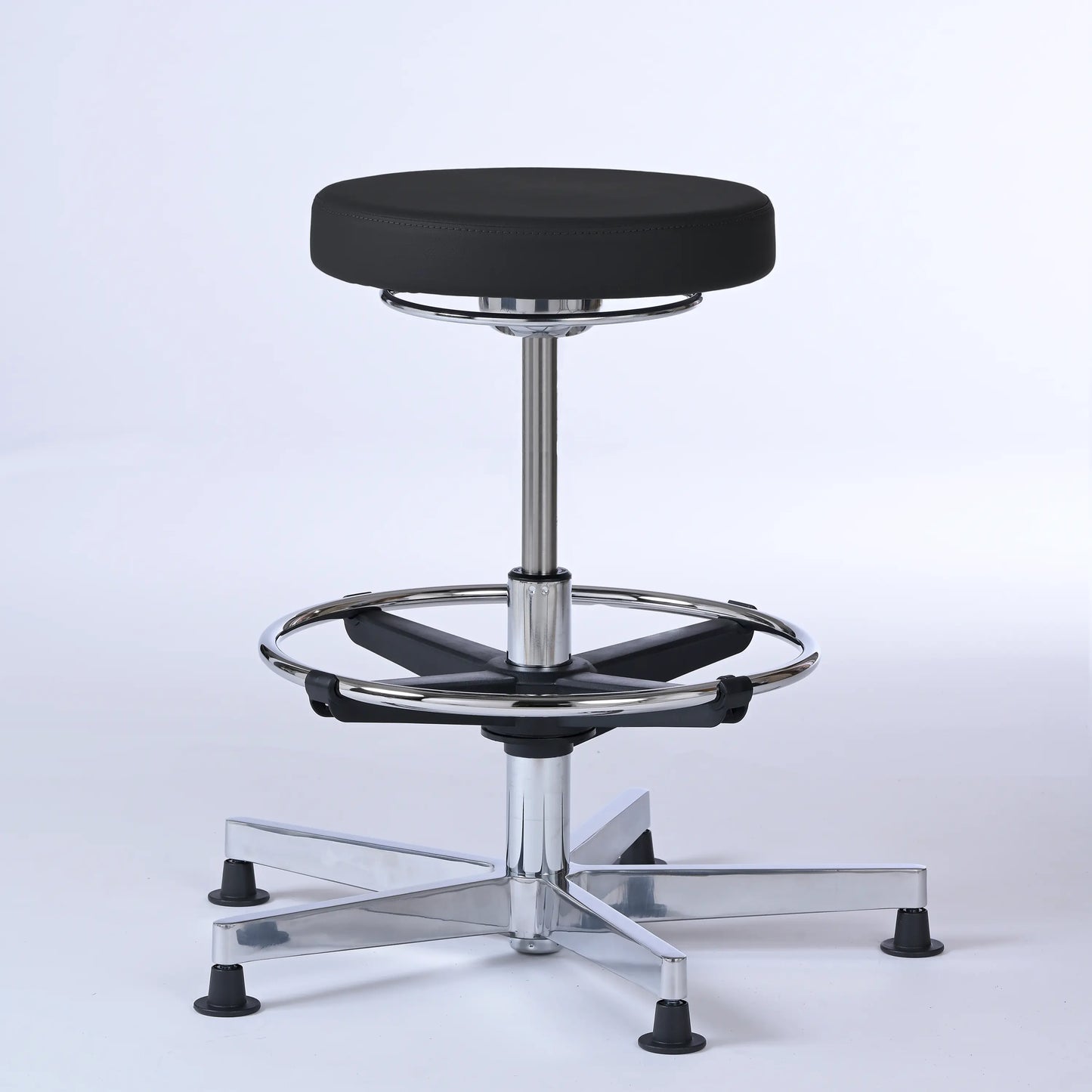 Stehhocker Lantinus – Gestell chrom mit Gleitern – ergonomischer Drehhocker - schwarz (4979) / Große Sitzfläche / Mit Fußstütze - Lacontaire