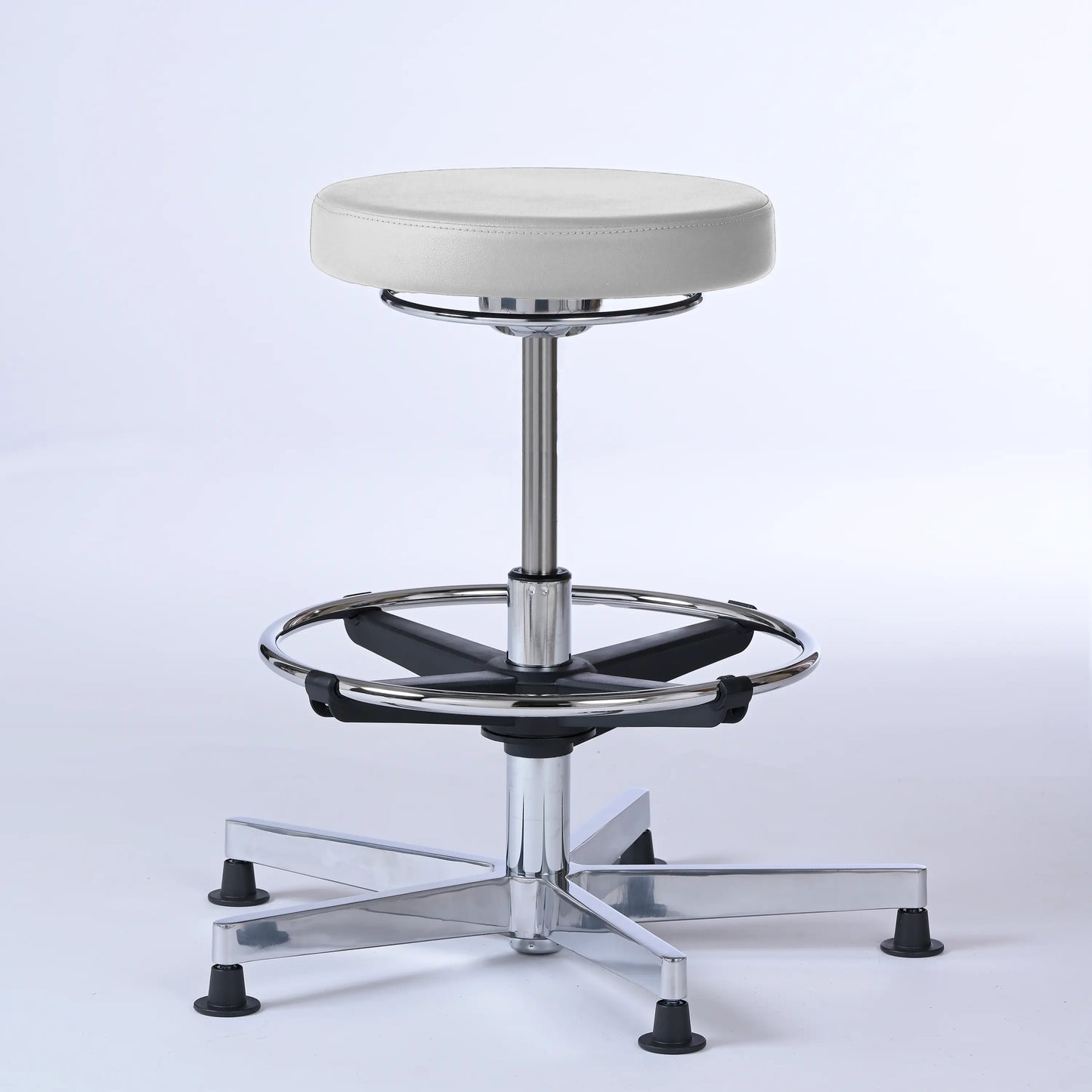 Stehhocker Lantinus – Gestell chrom mit Gleitern – ergonomischer Drehhocker - weiß (4903) / Große Sitzfläche / Mit Fußstütze - Lacontaire