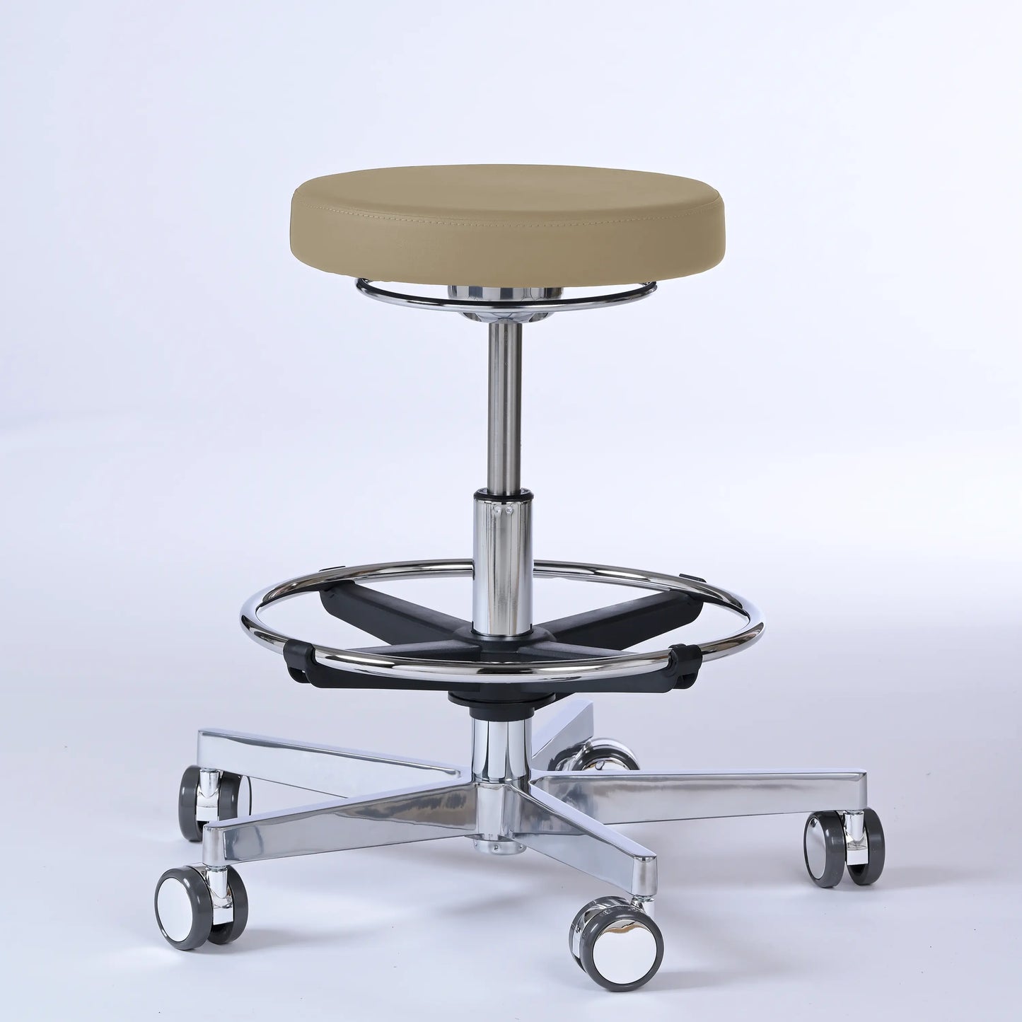 Drehhocker Lantinus – Gestell chrom mit Rollen – ergonomischer Praxishocker - beige (4911) / Große Sitzfläche / Mit Fußstütze - Lacontaire