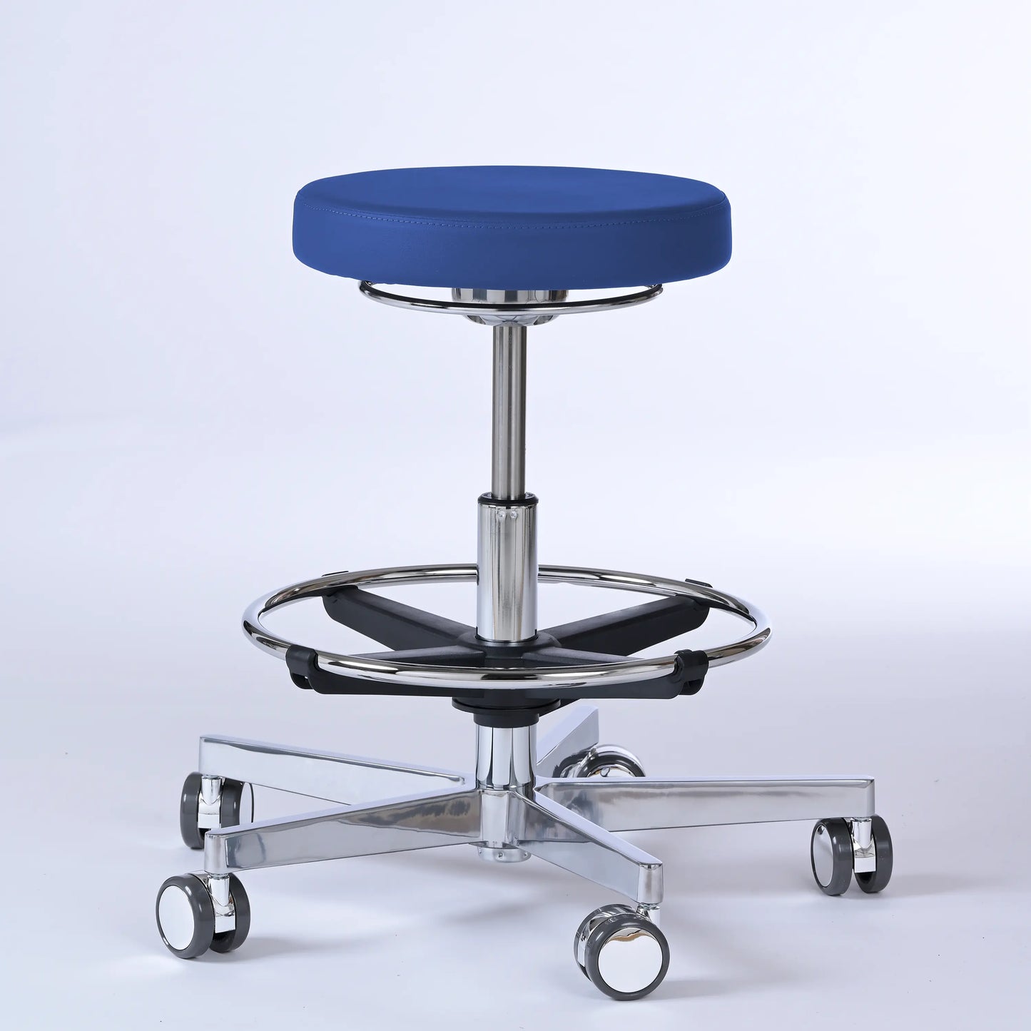 Drehhocker Lantinus – Gestell chrom mit Rollen – ergonomischer Praxishocker - blau (4965) / Große Sitzfläche / Mit Fußstütze - Lacontaire