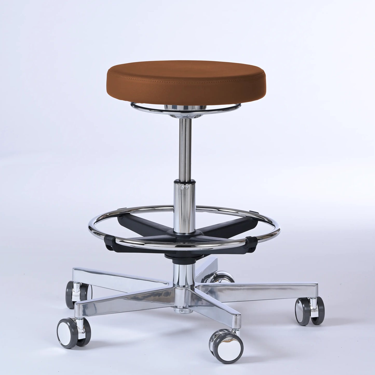 Drehhocker Lantinus – Gestell chrom mit Rollen – ergonomischer Praxishocker - braun (4932) / Große Sitzfläche / Mit Fußstütze - Lacontaire