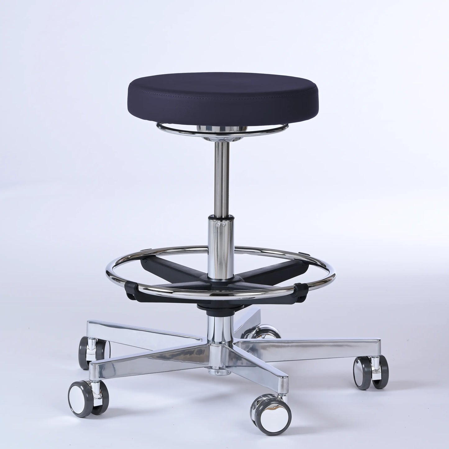 Drehhocker Lantinus – Gestell chrom mit Rollen – ergonomischer Praxishocker - dunkelblau (4966) / Große Sitzfläche / Mit Fußstüt - Lacontaire