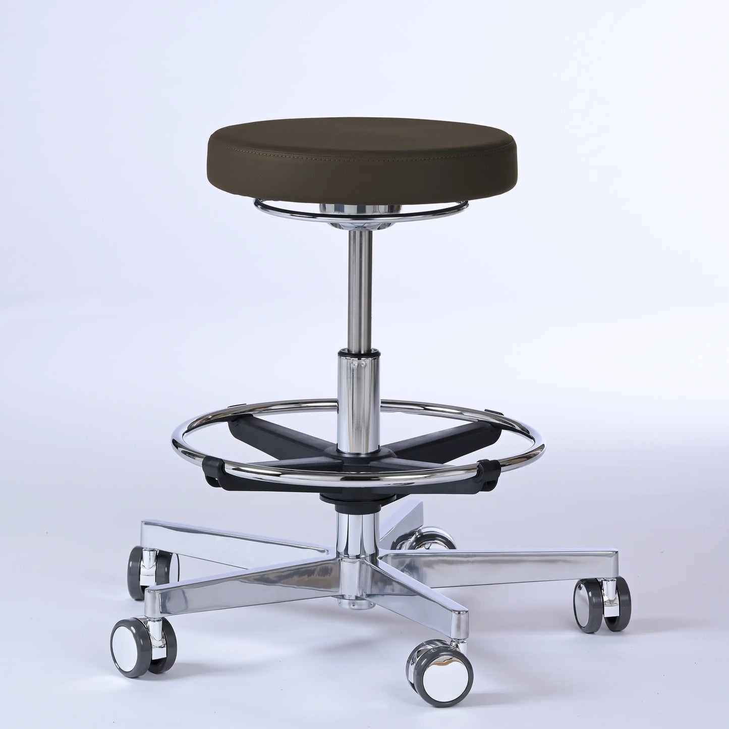 Drehhocker Lantinus – Gestell chrom mit Rollen – ergonomischer Praxishocker - dunkelbraun (4936) / Große Sitzfläche / Mit Fußstü - Lacontaire