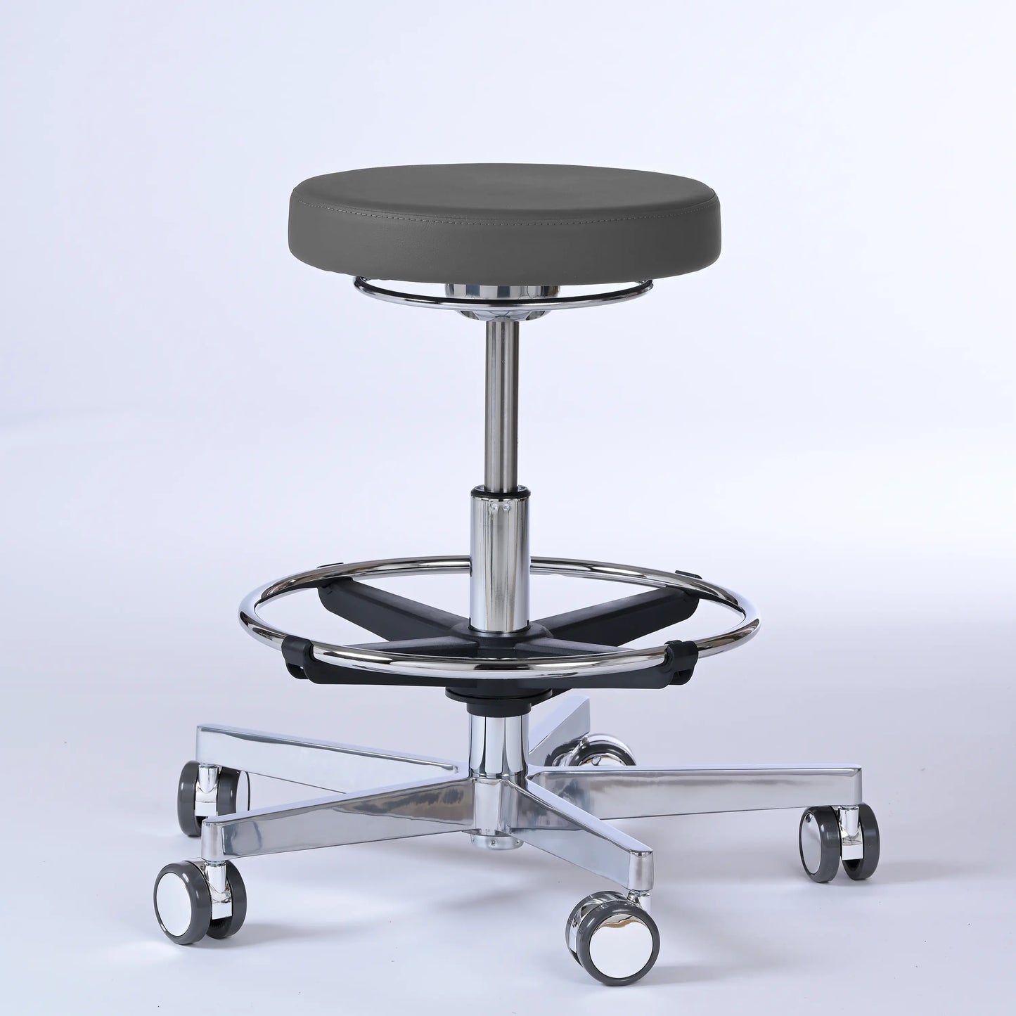 Drehhocker Lantinus – Gestell chrom mit Rollen – ergonomischer Praxishocker - grau (4973) / Große Sitzfläche / Mit Fußstütze - Lacontaire