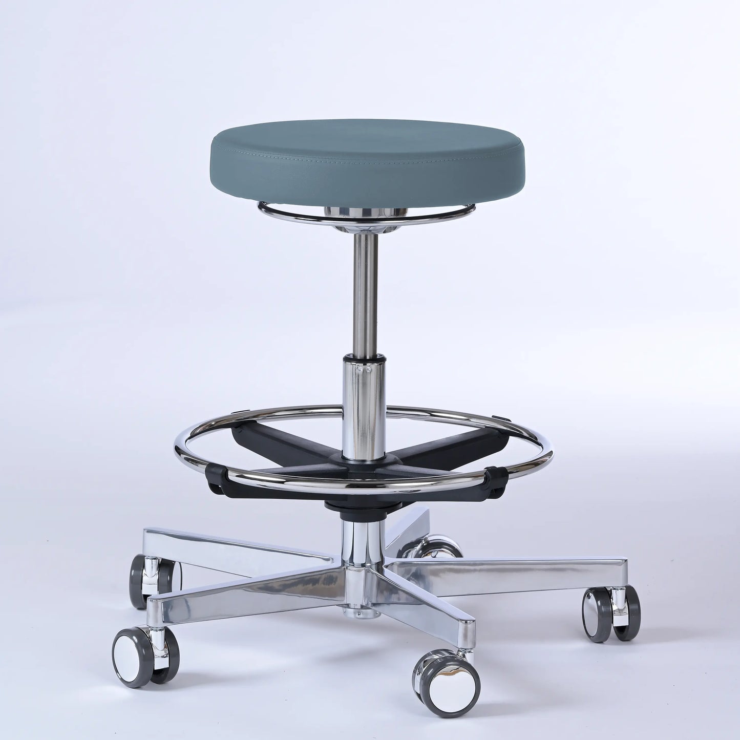 Drehhocker Lantinus – Gestell chrom mit Rollen – ergonomischer Praxishocker - graublau (4902) / Große Sitzfläche / Mit Fußstütze - Lacontaire