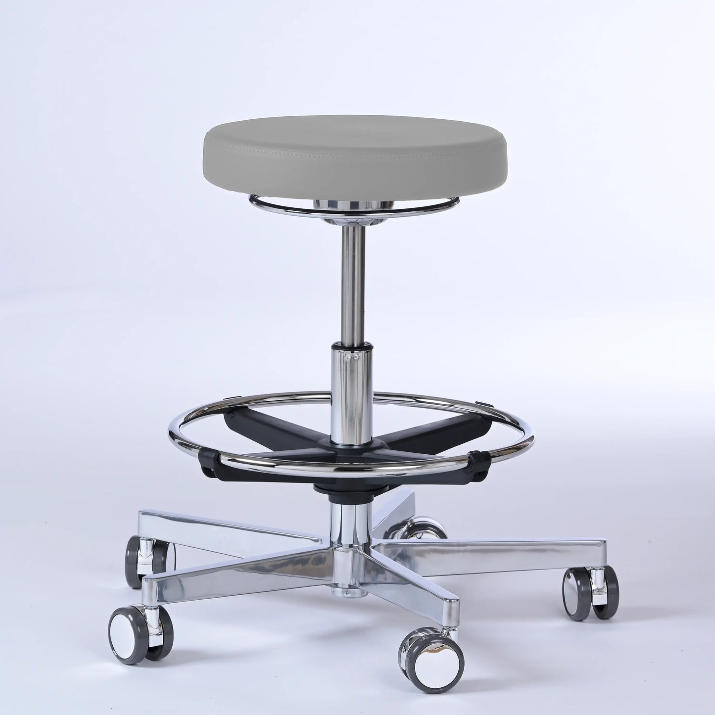 Drehhocker Lantinus – Gestell chrom mit Rollen – ergonomischer Praxishocker - hellgrau (4969) / Große Sitzfläche / Mit Fußstütze - Lacontaire