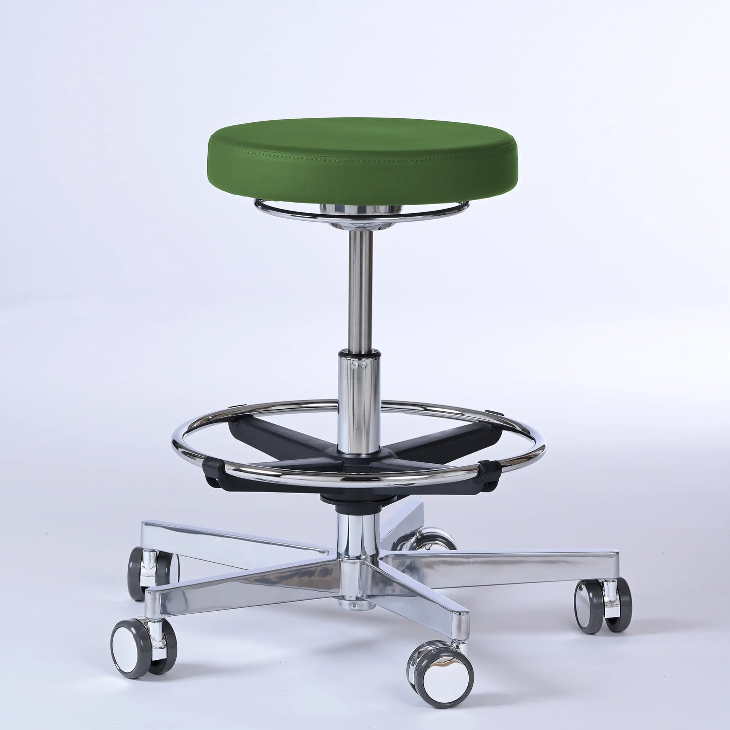 Drehhocker Lantinus – Gestell chrom mit Rollen – ergonomischer Praxishocker - olivgrün (4943) / Große Sitzfläche / Mit Fußstütze - Lacontaire