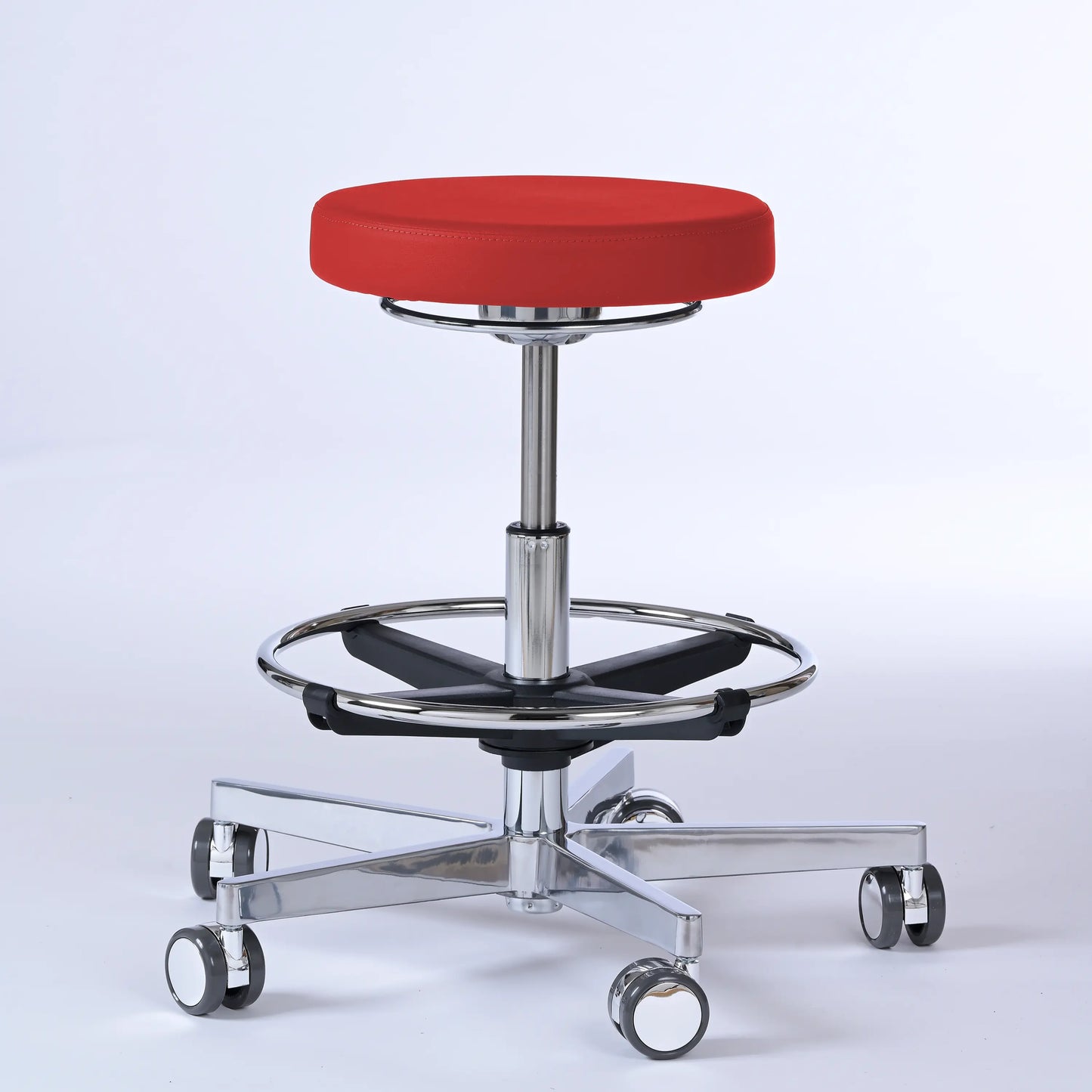 Drehhocker Lantinus – Gestell chrom mit Rollen – ergonomischer Praxishocker - rot (4952) / Große Sitzfläche / Mit Fußstütze - Lacontaire