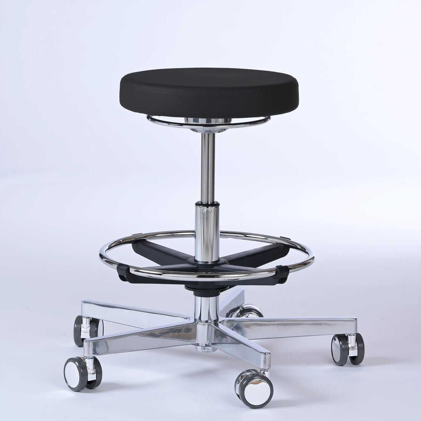 Drehhocker Lantinus – Gestell chrom mit Rollen – ergonomischer Praxishocker - schwarz (4979) / Große Sitzfläche / Mit Fußstütze - Lacontaire
