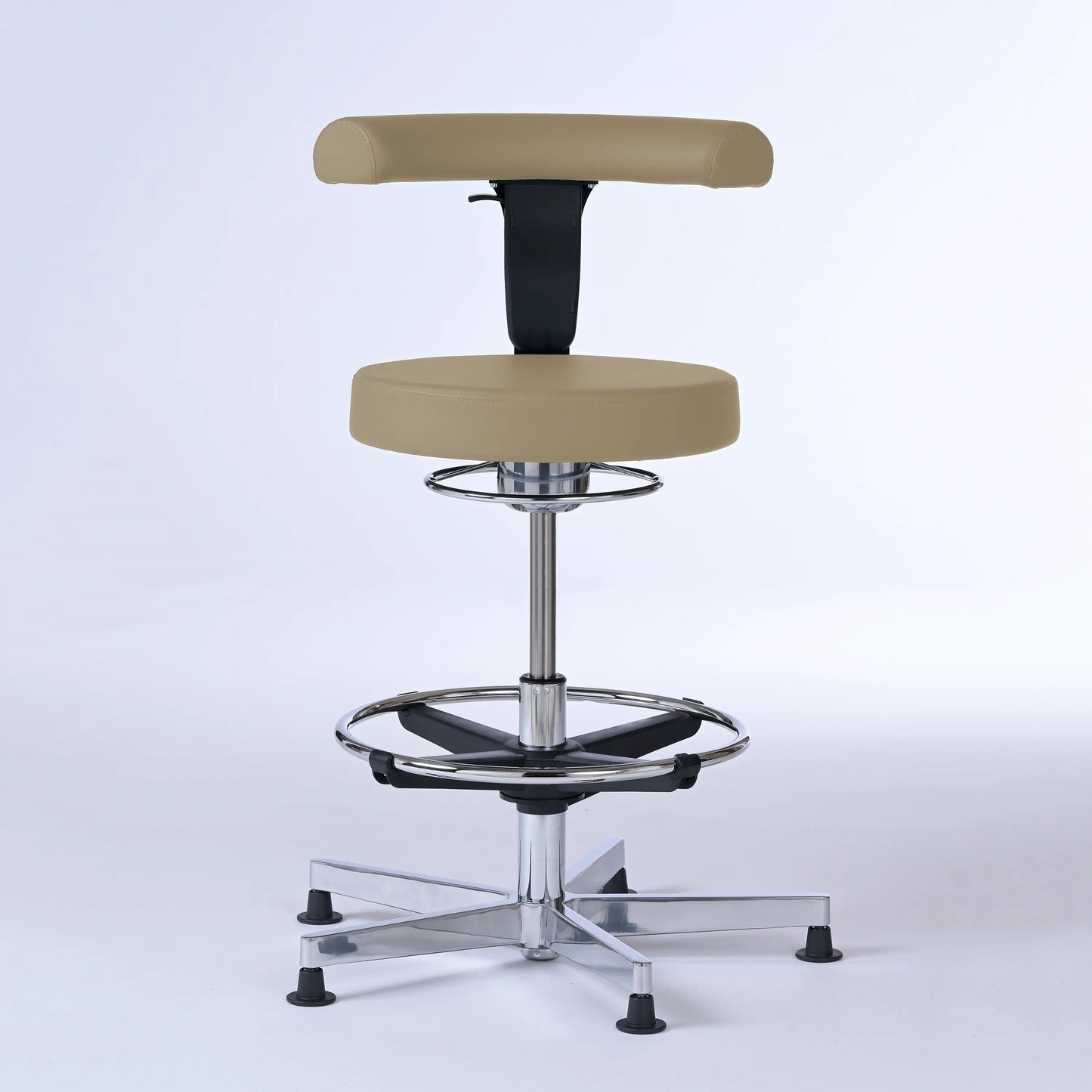 Stehhocker mit Rückenlehne Lantinus – Gestell chrom mit Gleitern – ergonomischer Drehhocker - beige (4911) / Große Sitzfläche / Mit Fußstütze - Lacontaire