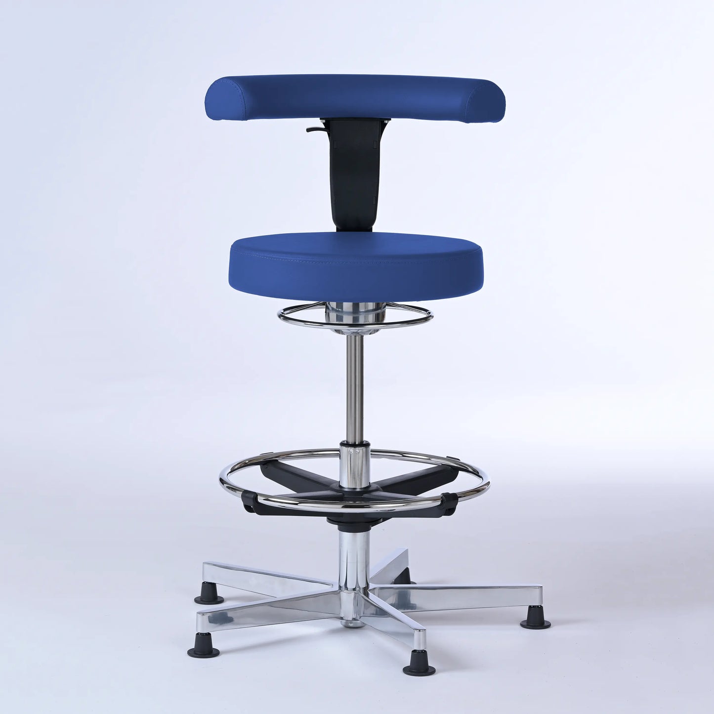 Stehhocker mit Rückenlehne Lantinus – Gestell chrom mit Gleitern – ergonomischer Drehhocker - blau (4965) / Große Sitzfläche / Mit Fußstütze - Lacontaire