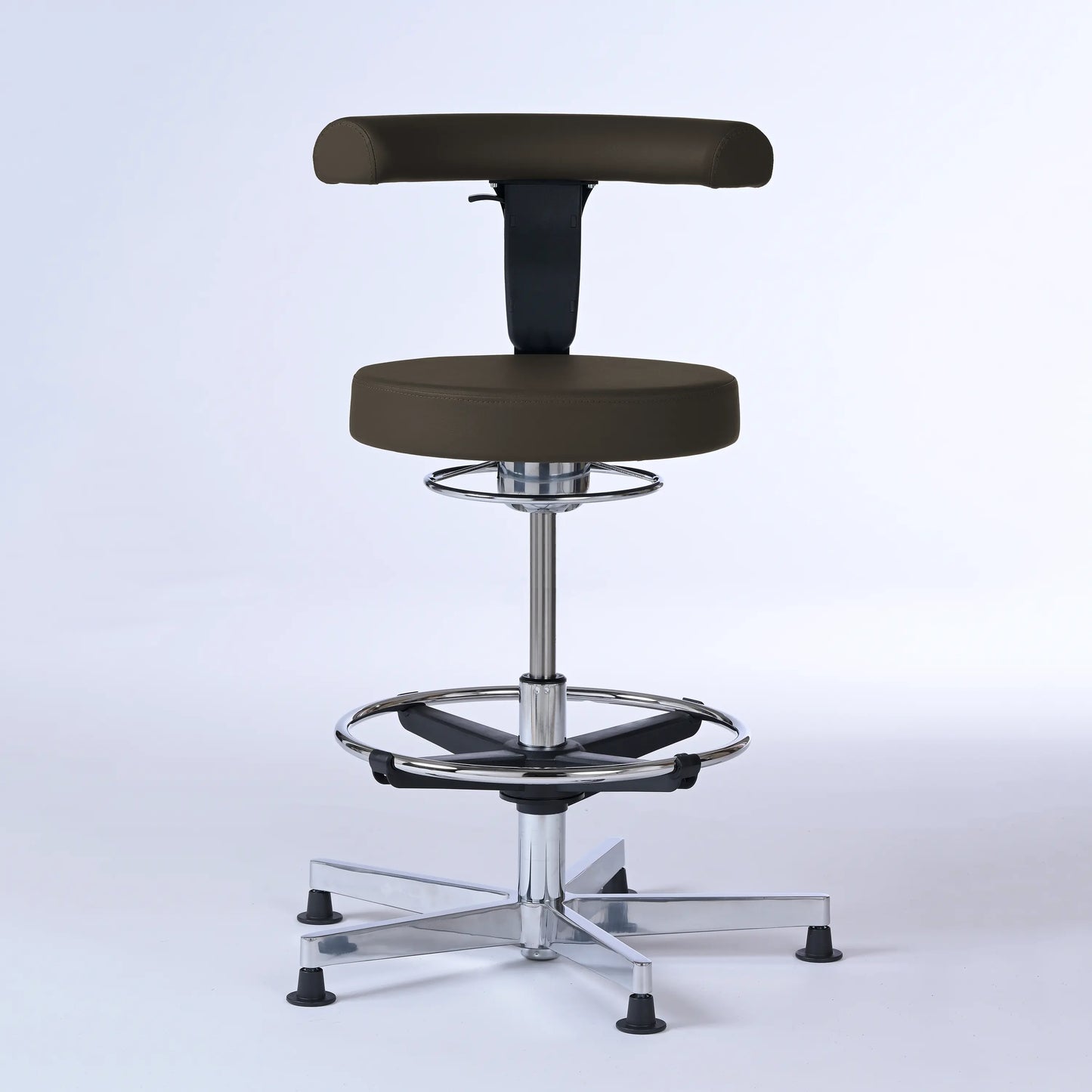 Stehhocker mit Rückenlehne Lantinus – Gestell chrom mit Gleitern – ergonomischer Drehhocker - dunkelbraun (4936) / Große Sitzfläche / Mit Fußstü - Lacontaire