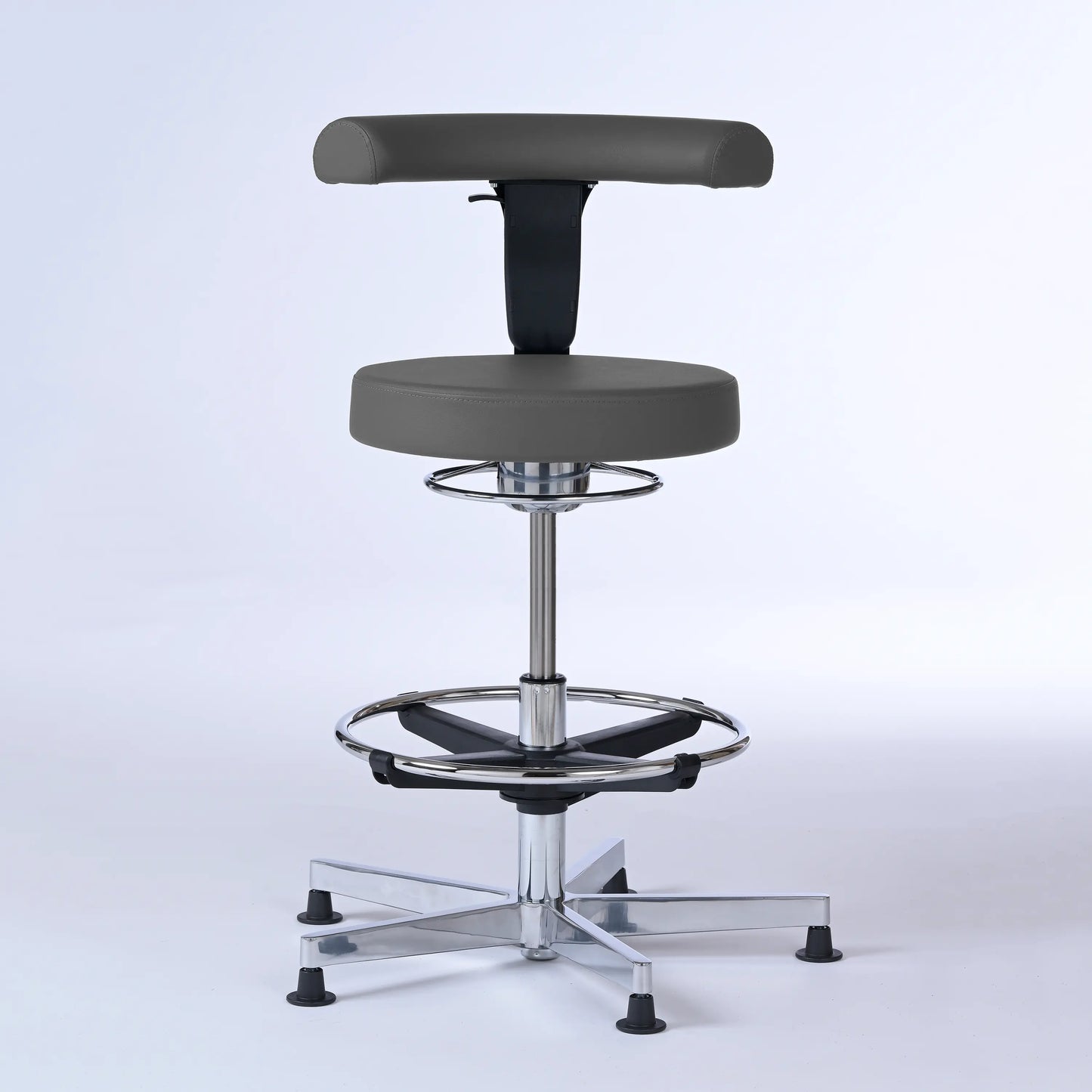 Stehhocker mit Rückenlehne Lantinus – Gestell chrom mit Gleitern – ergonomischer Drehhocker - grau (4973) / Große Sitzfläche / Mit Fußstütze - Lacontaire