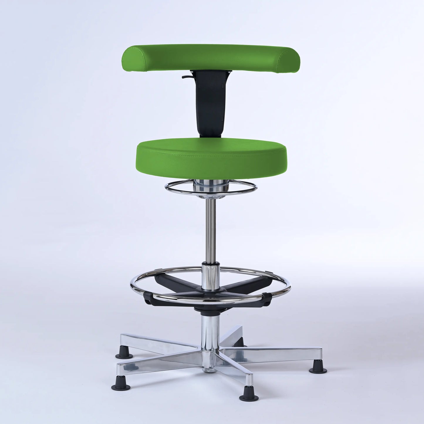 Stehhocker mit Rückenlehne Lantinus – Gestell chrom mit Gleitern – ergonomischer Drehhocker - grün (4941) / Große Sitzfläche / Mit Fußstütze - Lacontaire