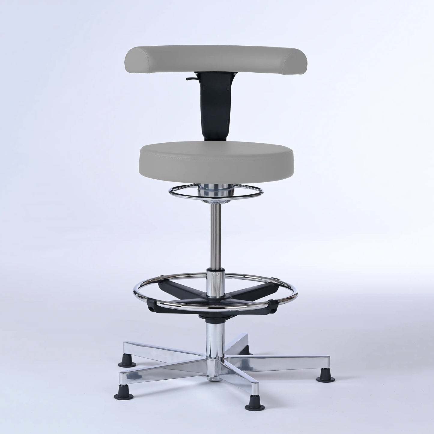 Stehhocker mit Rückenlehne Lantinus – Gestell chrom mit Gleitern – ergonomischer Drehhocker - hellgrau (4969) / Große Sitzfläche / Mit Fußstütze - Lacontaire