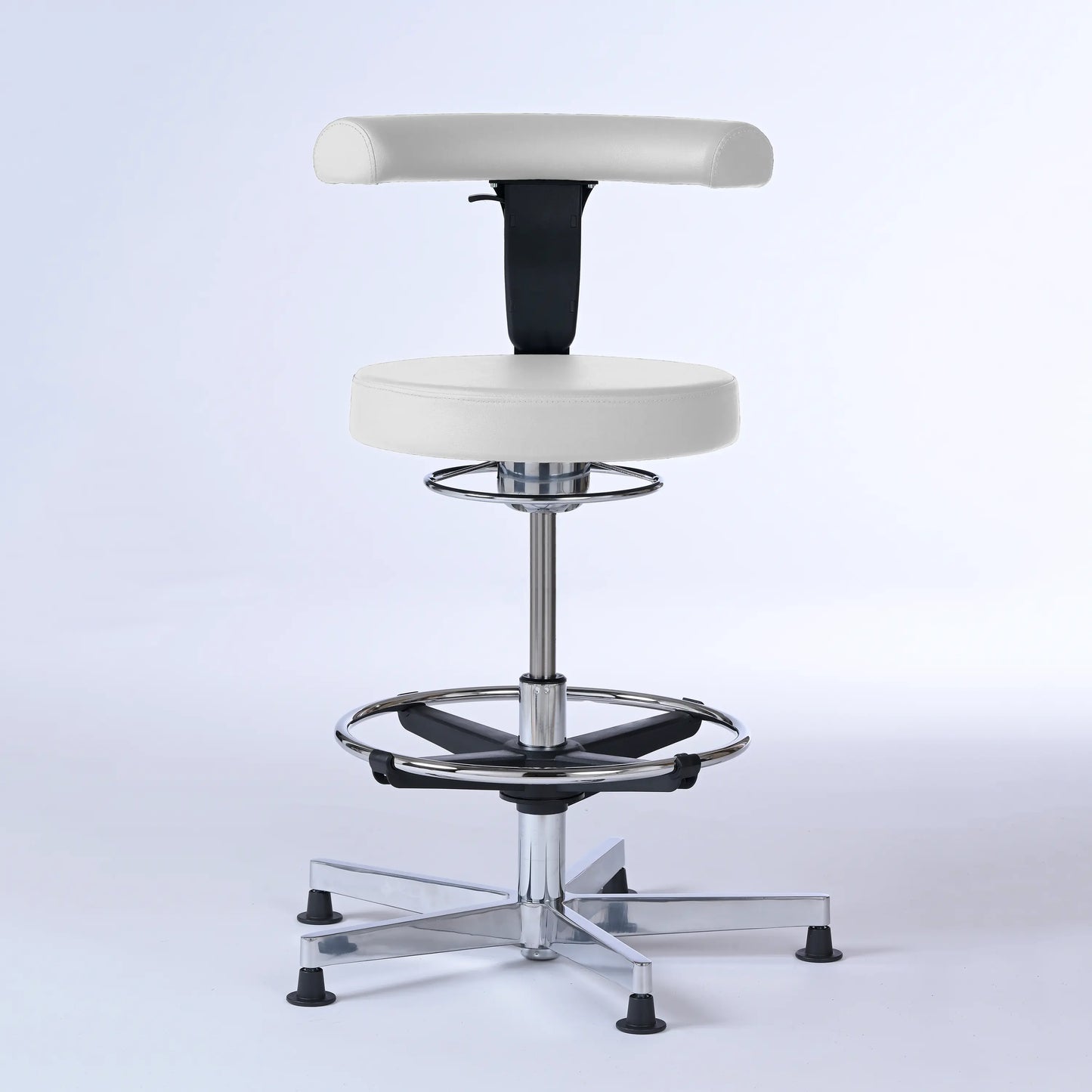 Stehhocker mit Rückenlehne Lantinus – Gestell chrom mit Gleitern – ergonomischer Drehhocker - weiß (4903) / Große Sitzfläche / Mit Fußstütze - Lacontaire