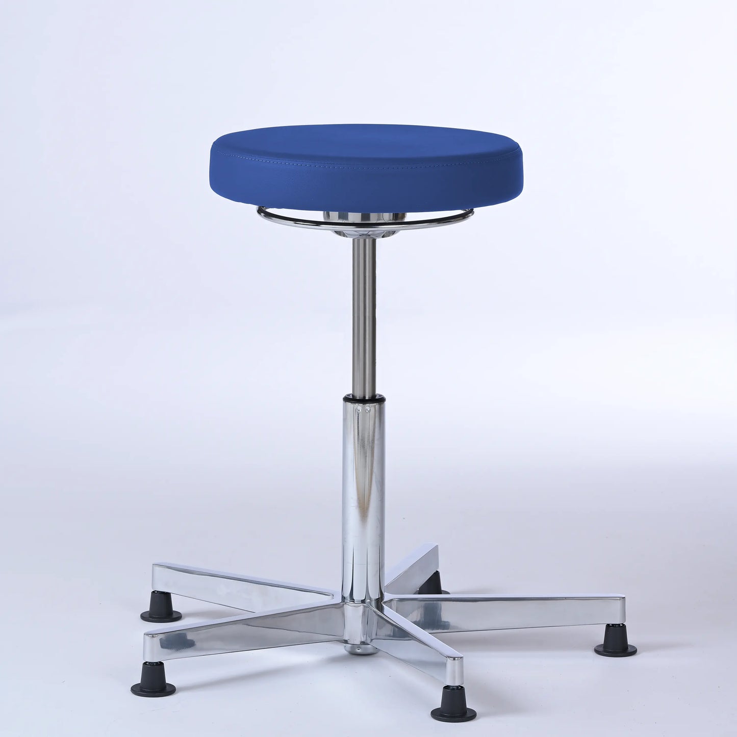 Stehhocker Lantinus – Gestell chrom mit Gleitern – ergonomischer Drehhocker - blau (4965) / Große Sitzfläche / Ohne Fußstütze - Lacontaire