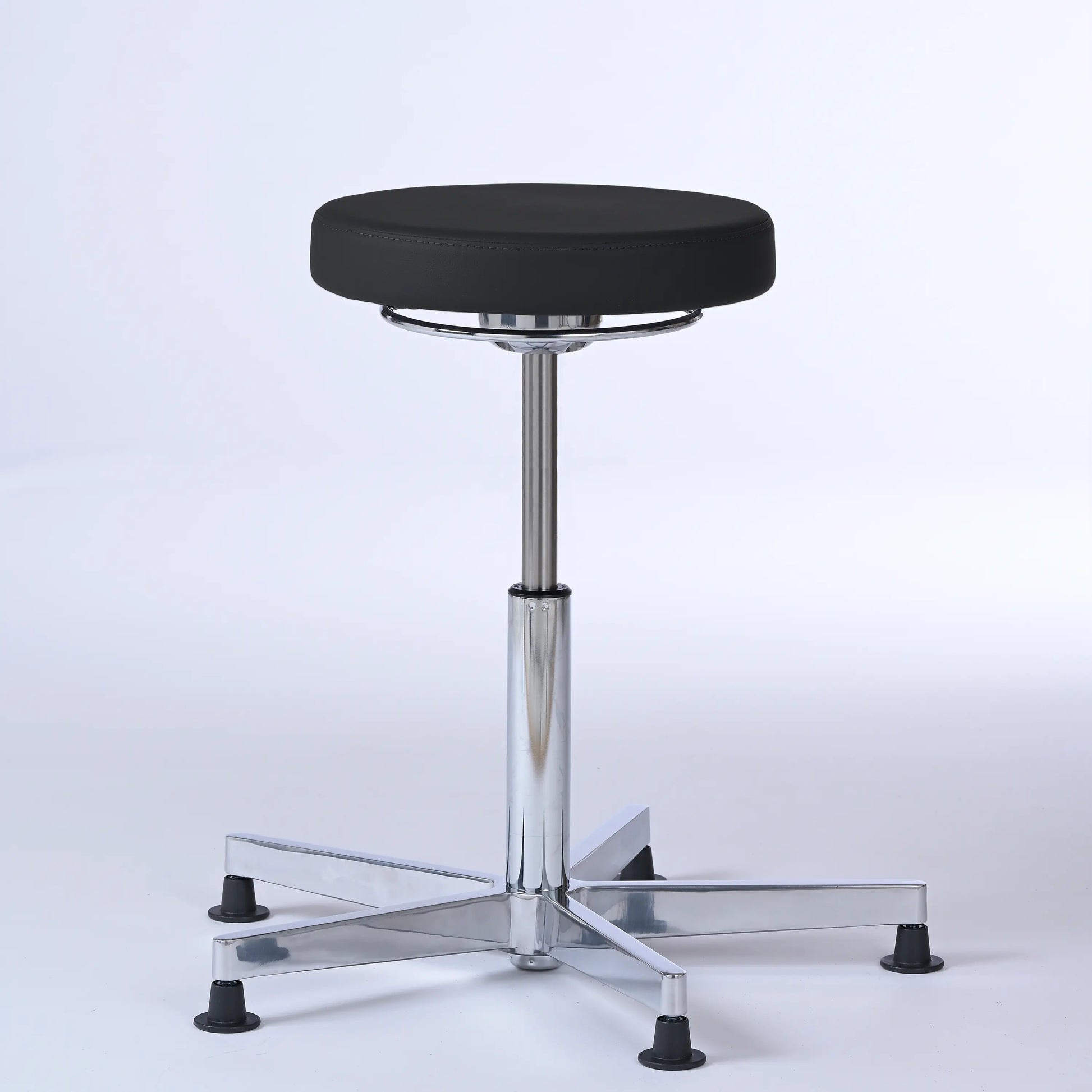 Stehhocker Lantinus – Gestell chrom mit Gleitern – ergonomischer Drehhocker - schwarz (4979) / Große Sitzfläche / Ohne Fußstütze - Lacontaire