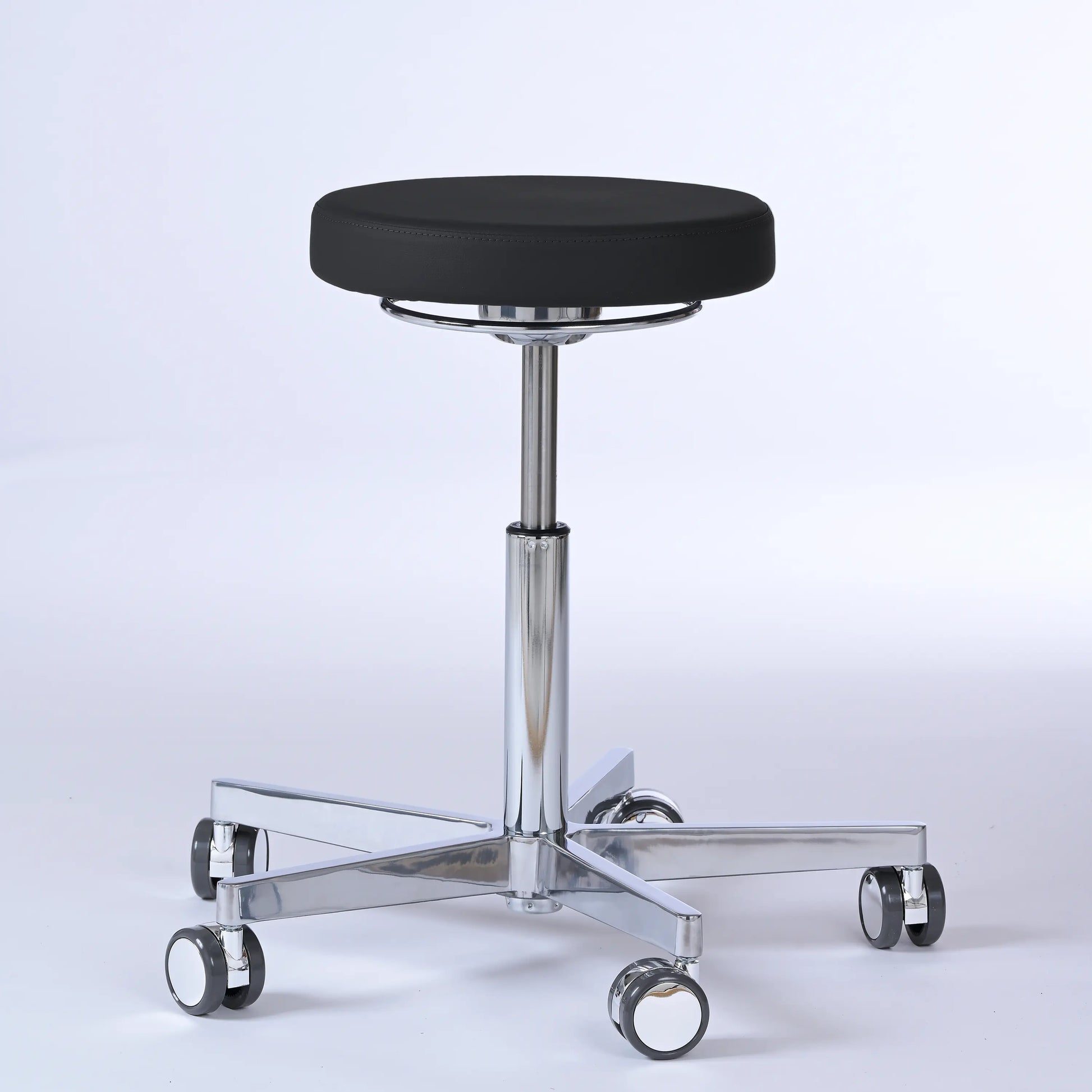 Drehhocker Lantinus – Gestell chrom mit Rollen – ergonomischer Praxishocker - schwarz (4979) / Große Sitzfläche / Ohne Fußstütze - Lacontaire