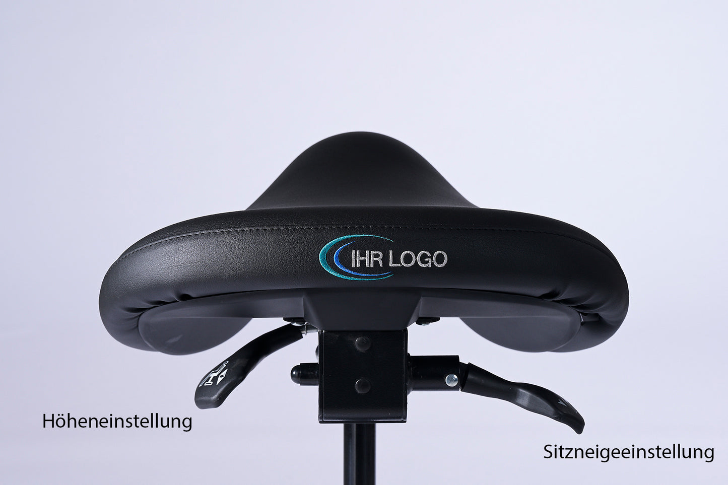 Garwin Sattelhocker in schwarz mit individuell besticktem Logo auf der Sitzfläche, ideal für personalisierte Lösungen in Friseursalons, Kosmetikstudios und Arztpraxen.