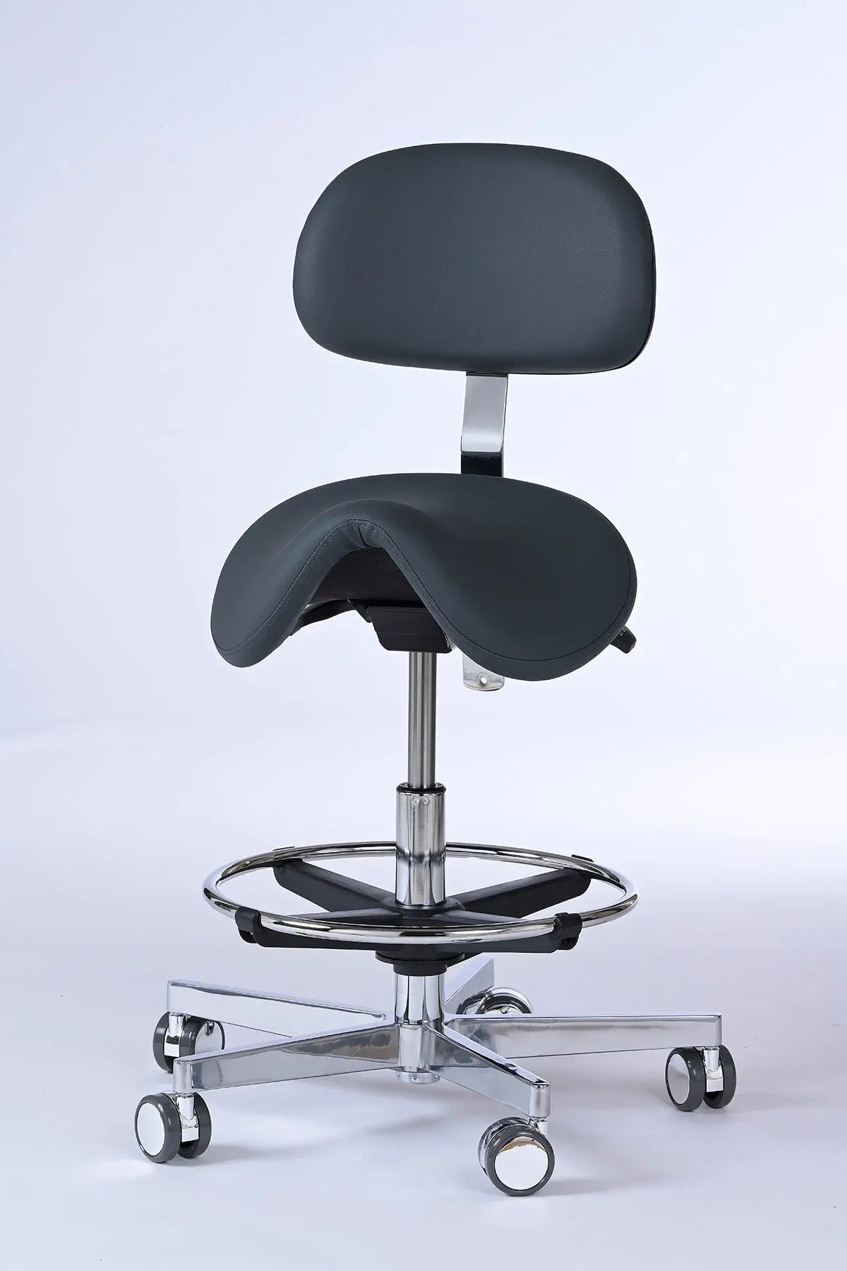 Stehhocker mit Rückenlehne Garwin – Gestell chrom mit Gleitern -  ergonomischer Sattelhocker - Made in Germany - Lacontaire