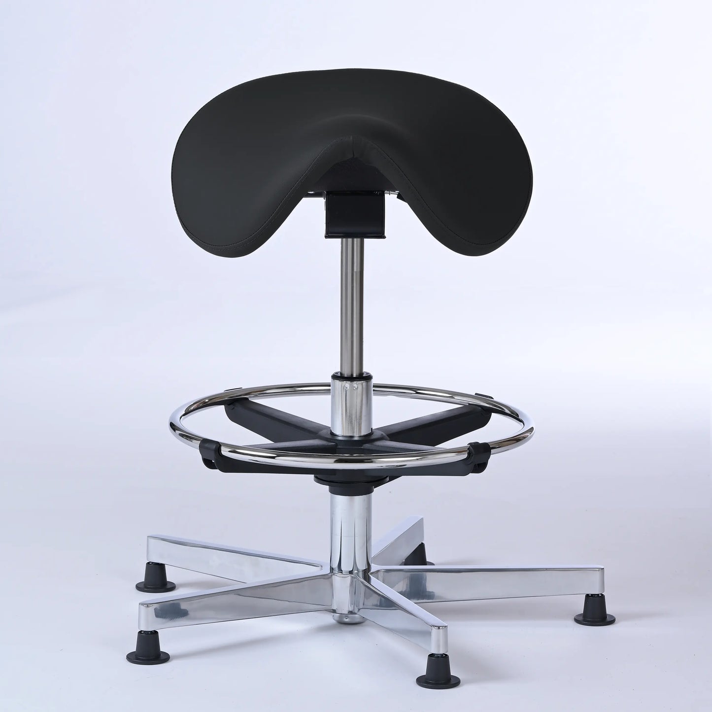Stehhocker Garwin – Gestell chrom mit Gleitern -  ergonomischer Sattelhocker - schwarz (4979) / Mit Fußstütze - Lacontaire