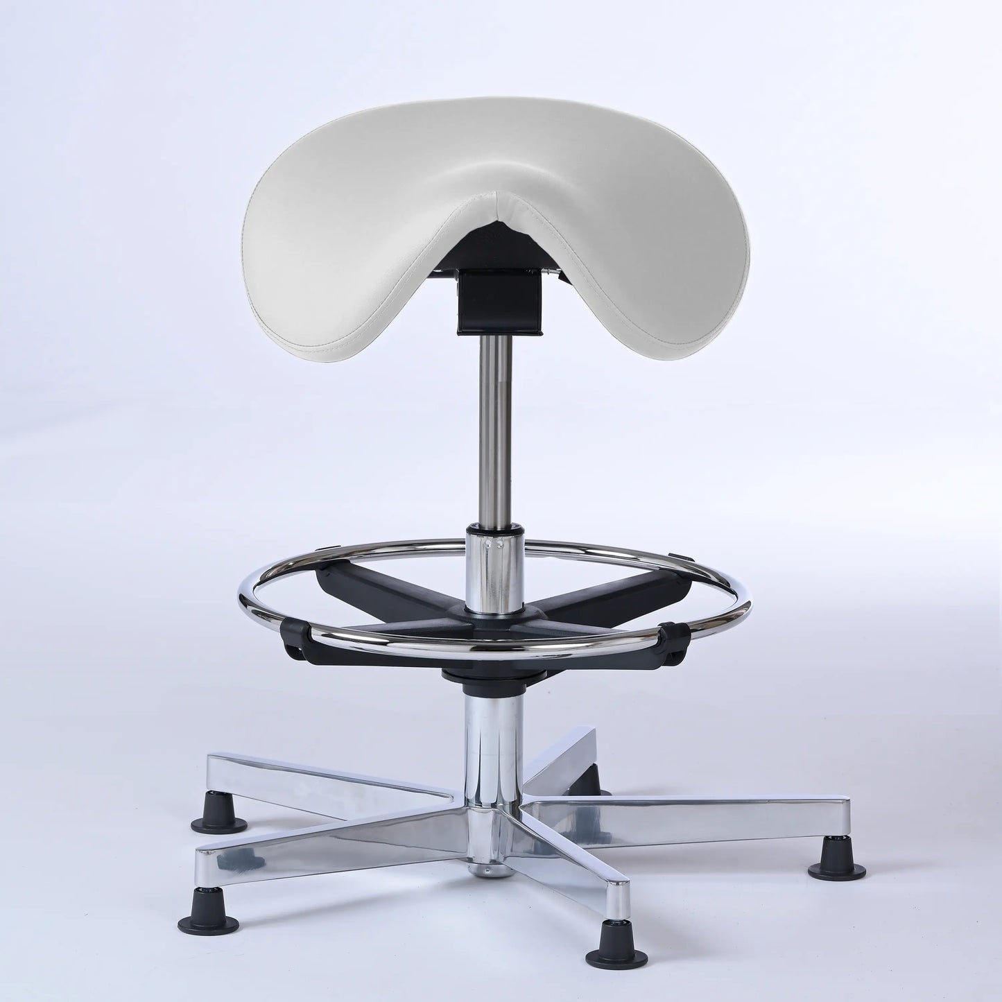 Stehhocker Garwin – Gestell chrom mit Gleitern -  ergonomischer Sattelhocker - weiß (4903) / Mit Fußstütze - Lacontaire