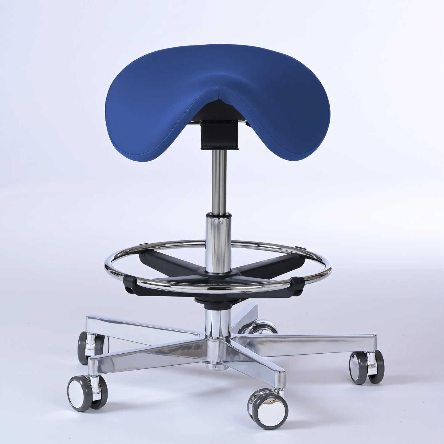 Sattelhocker Garwin – Gestell chrom mit Rollen – ergonomischer Sattelstuhl - blau (4965) / Mit Fußstütze - Lacontaire