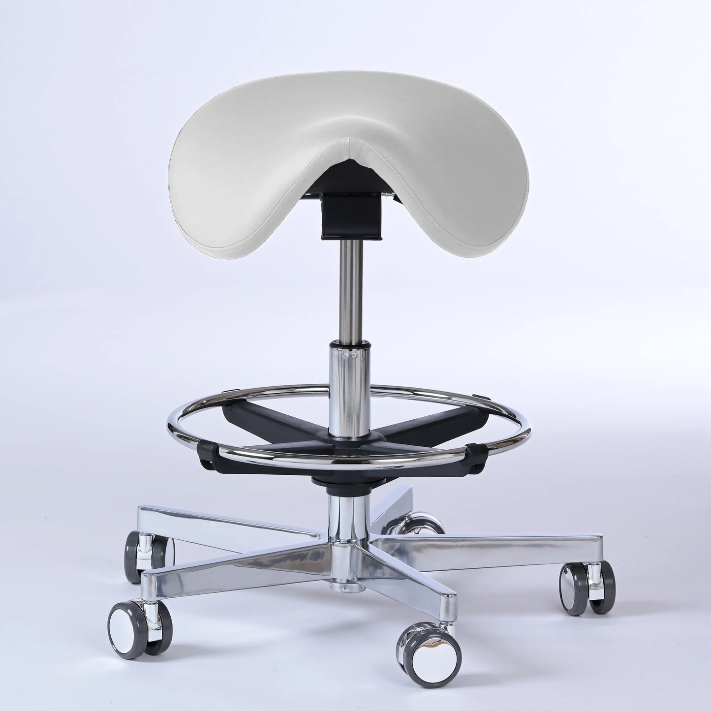 Sattelhocker Garwin – Gestell chrom mit Rollen – ergonomischer Sattelstuhl - weiß (4903) / Mit Fußstütze - Lacontaire