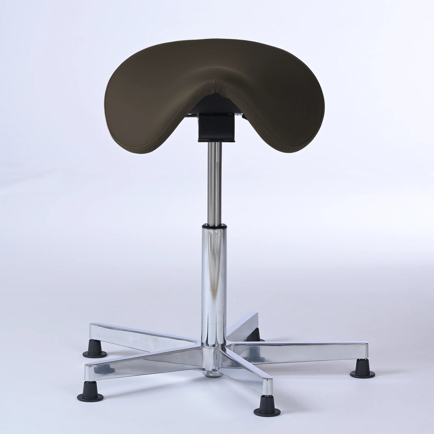 Stehhocker Garwin – Gestell chrom mit Gleitern -  ergonomischer Sattelhocker - dunkelbraun (4936) / Ohne Fußstütze - Lacontaire