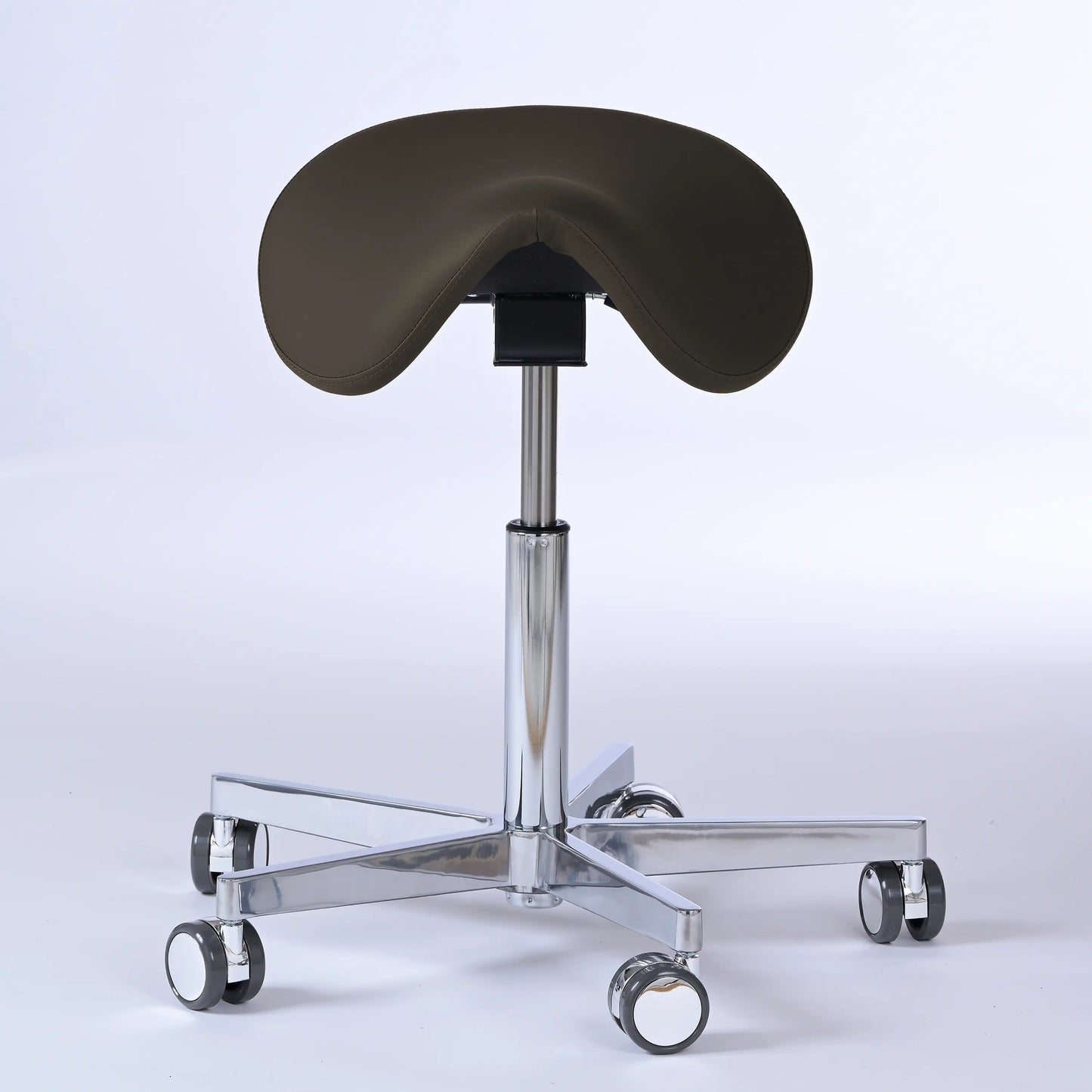 Sattelhocker Garwin – Gestell chrom mit Rollen – ergonomischer Sattelstuhl - dunkelbraun (4936) / Ohne Fußstütze - Lacontaire